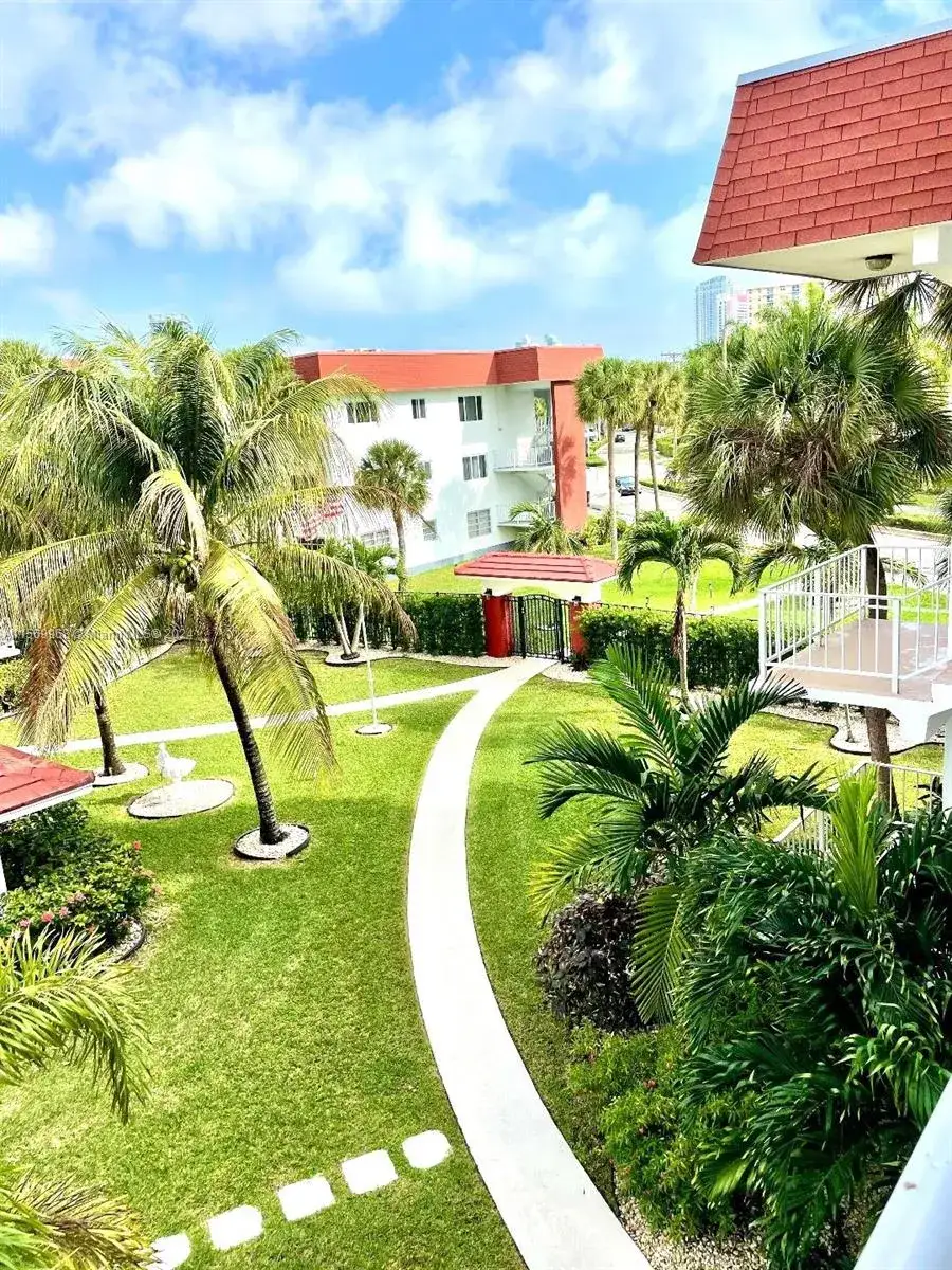 2 bedroom 2 bath Residential Lease for rent at 580 Egret Dr # 308, Hallandale Beach FL 33009