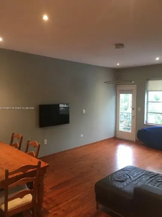 1 bedroom 1 bath Residential for sale at 4720 Pine Tree Dr # 17, Miami Beach FL 33140