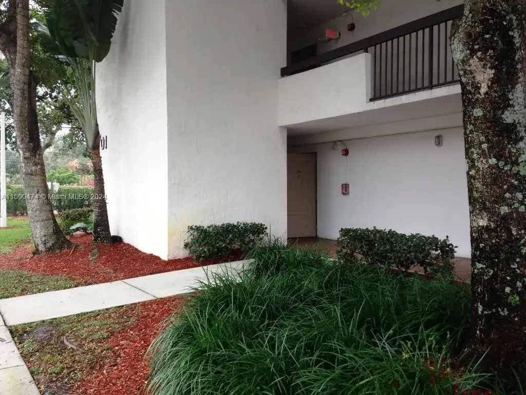 2 bedroom 2 bath Residential Lease for rent at 701 N Pine Island Rd # 101, Plantation FL 33324