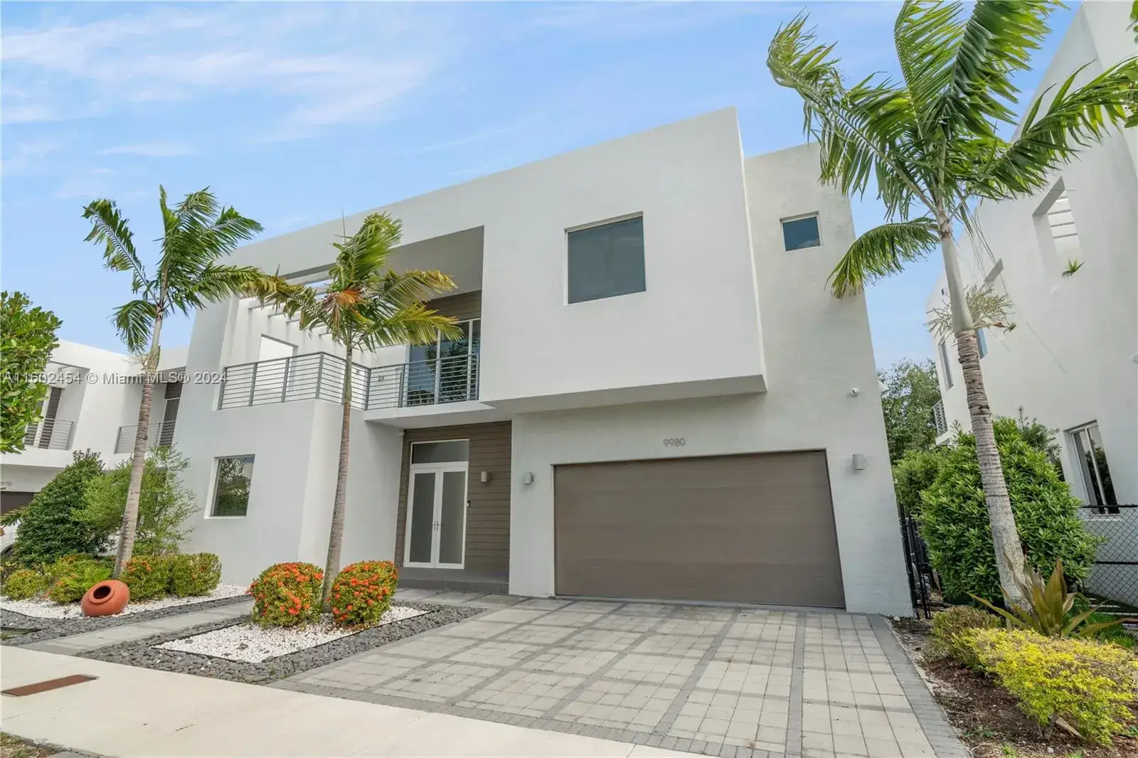 5 bedroom 5 bath Residential for sale at 9980 NW 74th Ter, Doral FL 33178