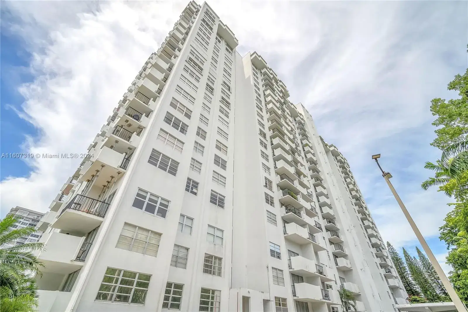 2 bedroom 2 bath Residential for sale at 2780 NE 183rd St # 1601, Aventura FL 33160
