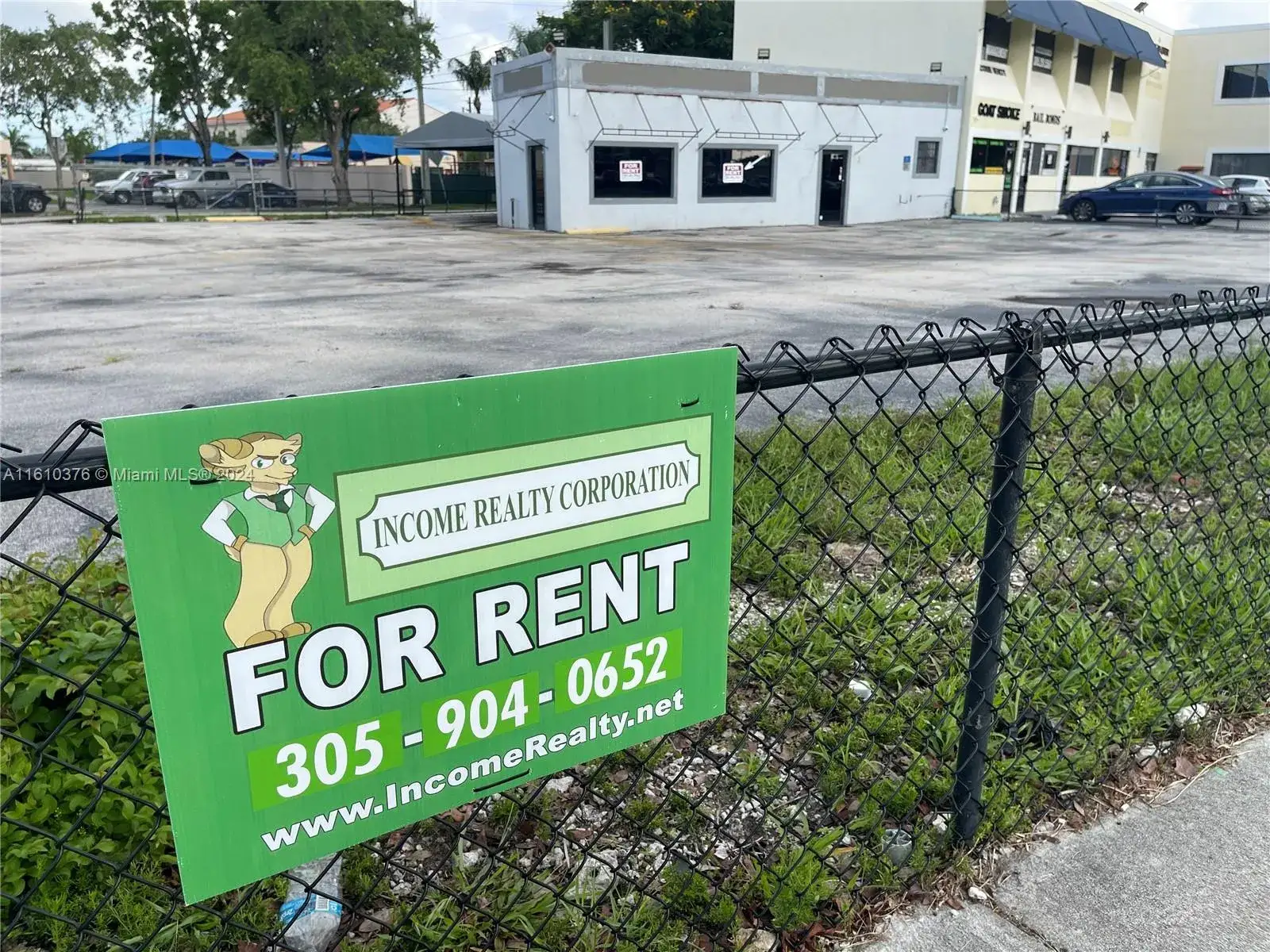 Commercial Sale for sale at 17801 S Dixie Hwy, Palmetto Bay FL 33157