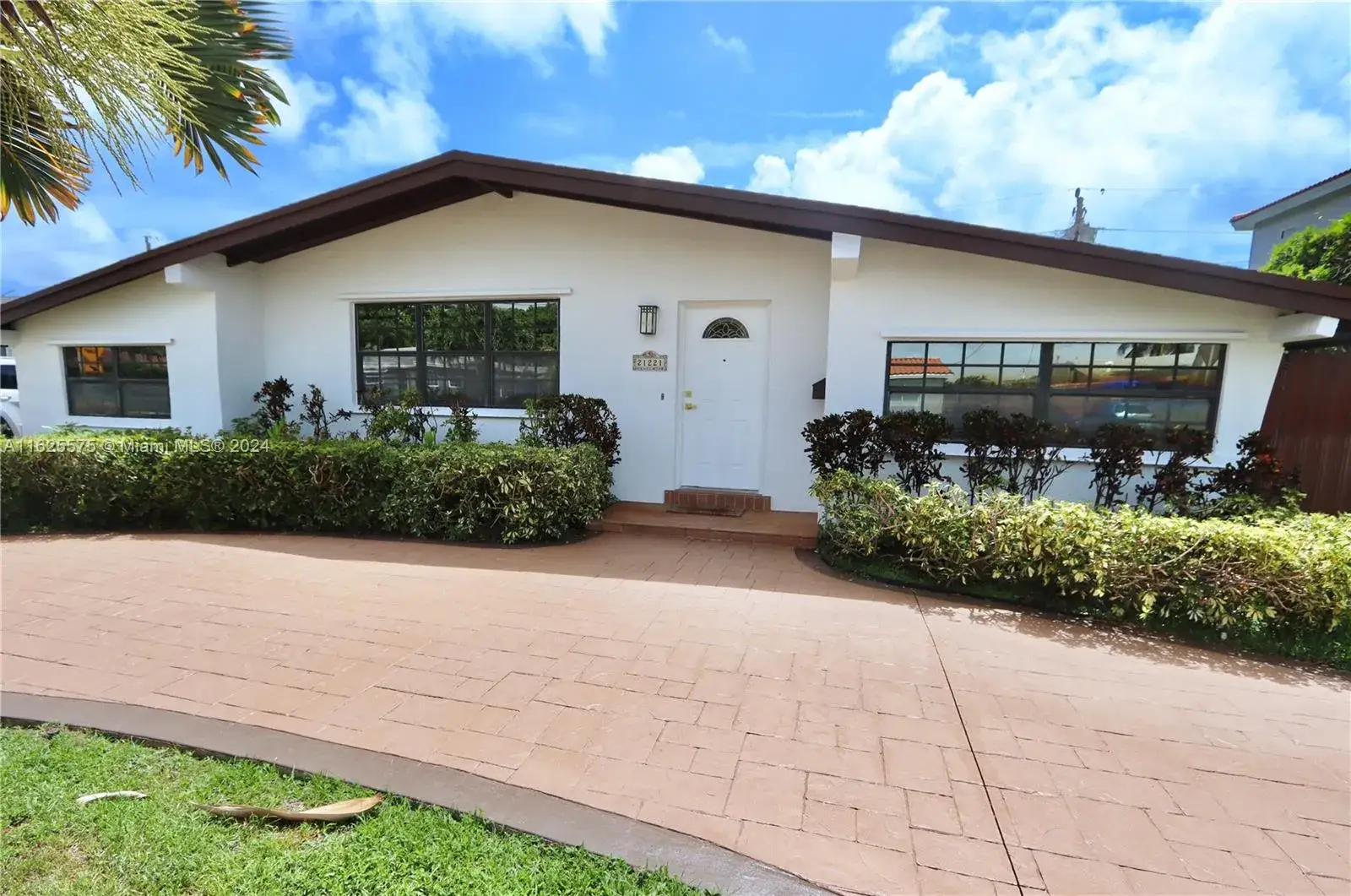 3 bedroom 2 bath Residential Lease for rent at 21221 NE 25th Ct, Aventura FL 33180