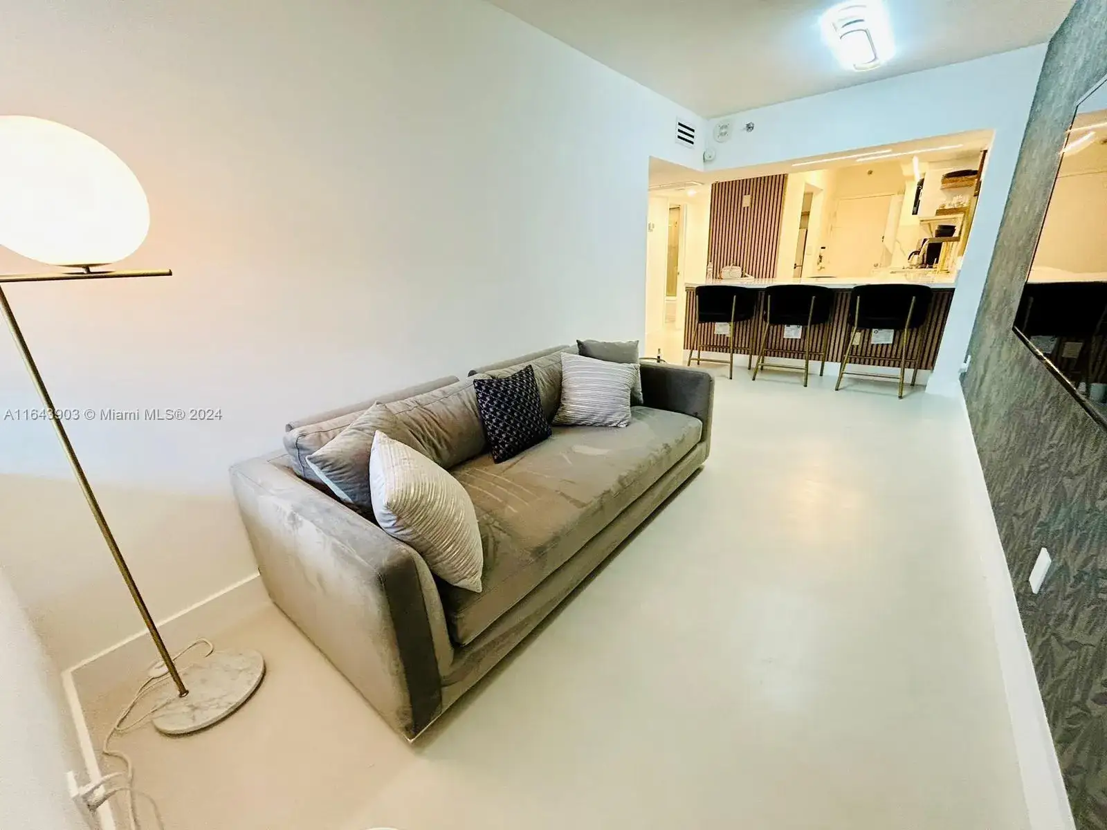 1 bedroom 1 bath Residential Lease for rent at 100 Lincoln Rd # 445, Miami Beach FL 33139
