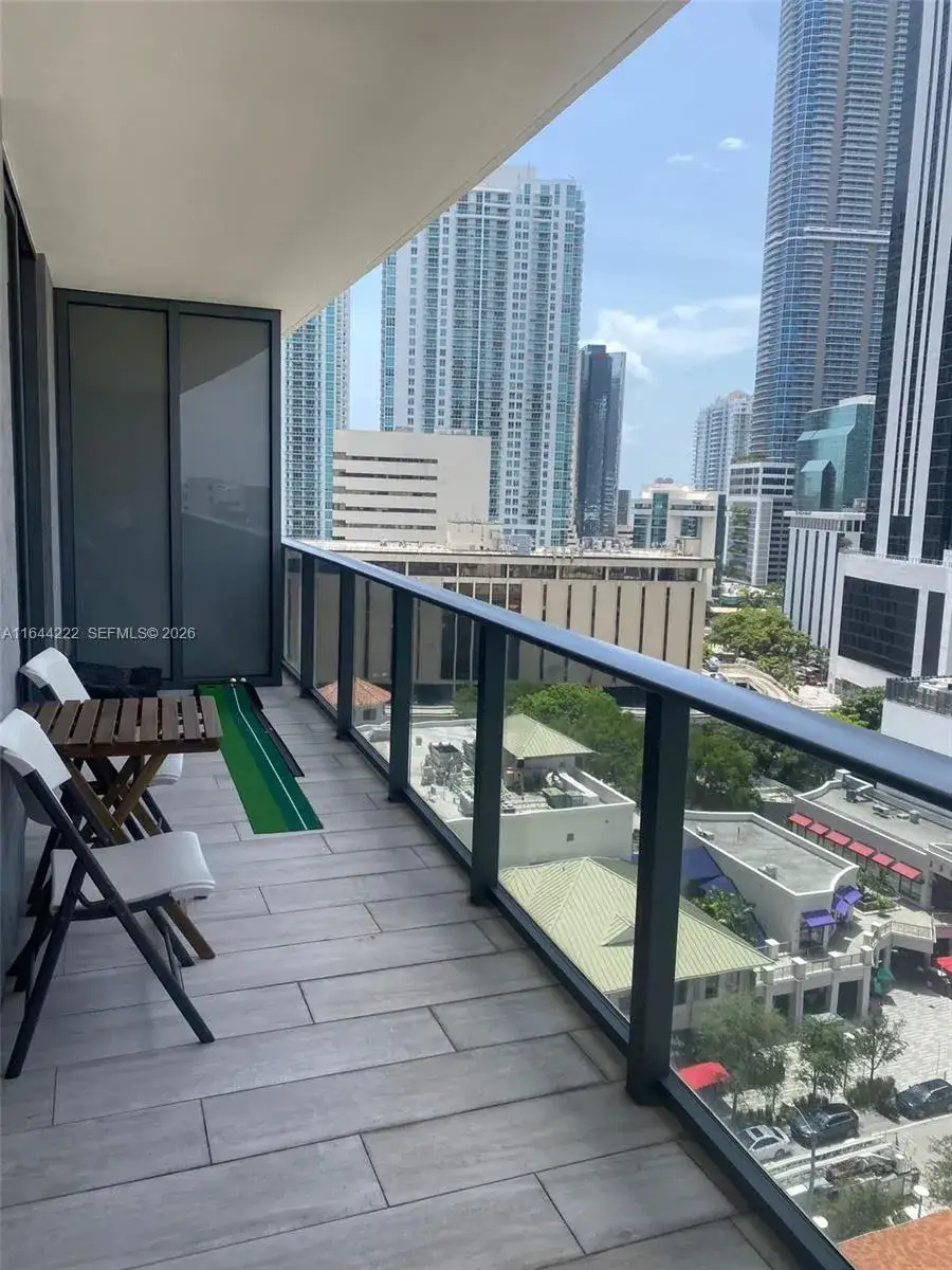 1 bedroom 2 bath Residential for sale at 45 SW 9th St # 1005, Miami FL 33130