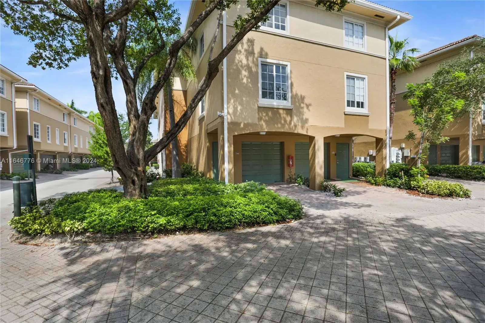 1 bedroom 1 bath Residential for sale at 2941 NE 185th St # 1305, Miami FL 33180