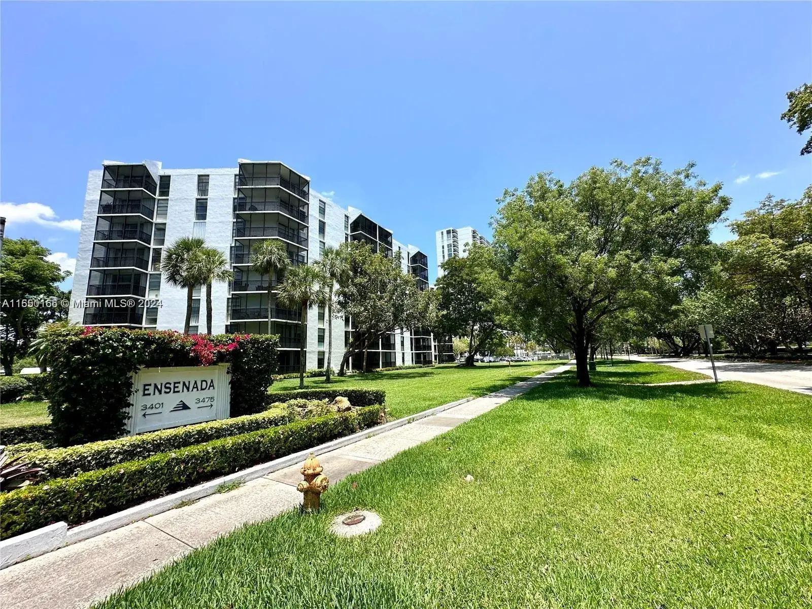 1 bedroom 1 bath Residential for sale at 3475 N Country Club Dr # 204, Aventura FL 33180