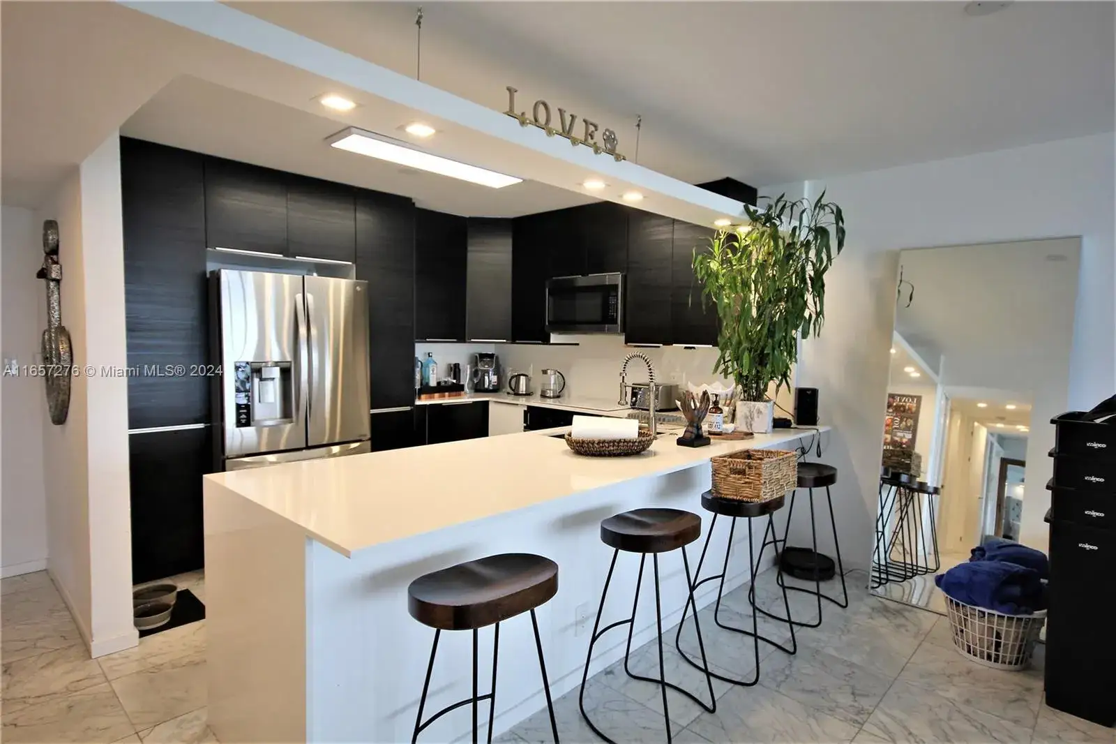 2 bedroom 2 bath Residential Lease for rent at 5151 Collins Ave # 933, Miami Beach FL 33140