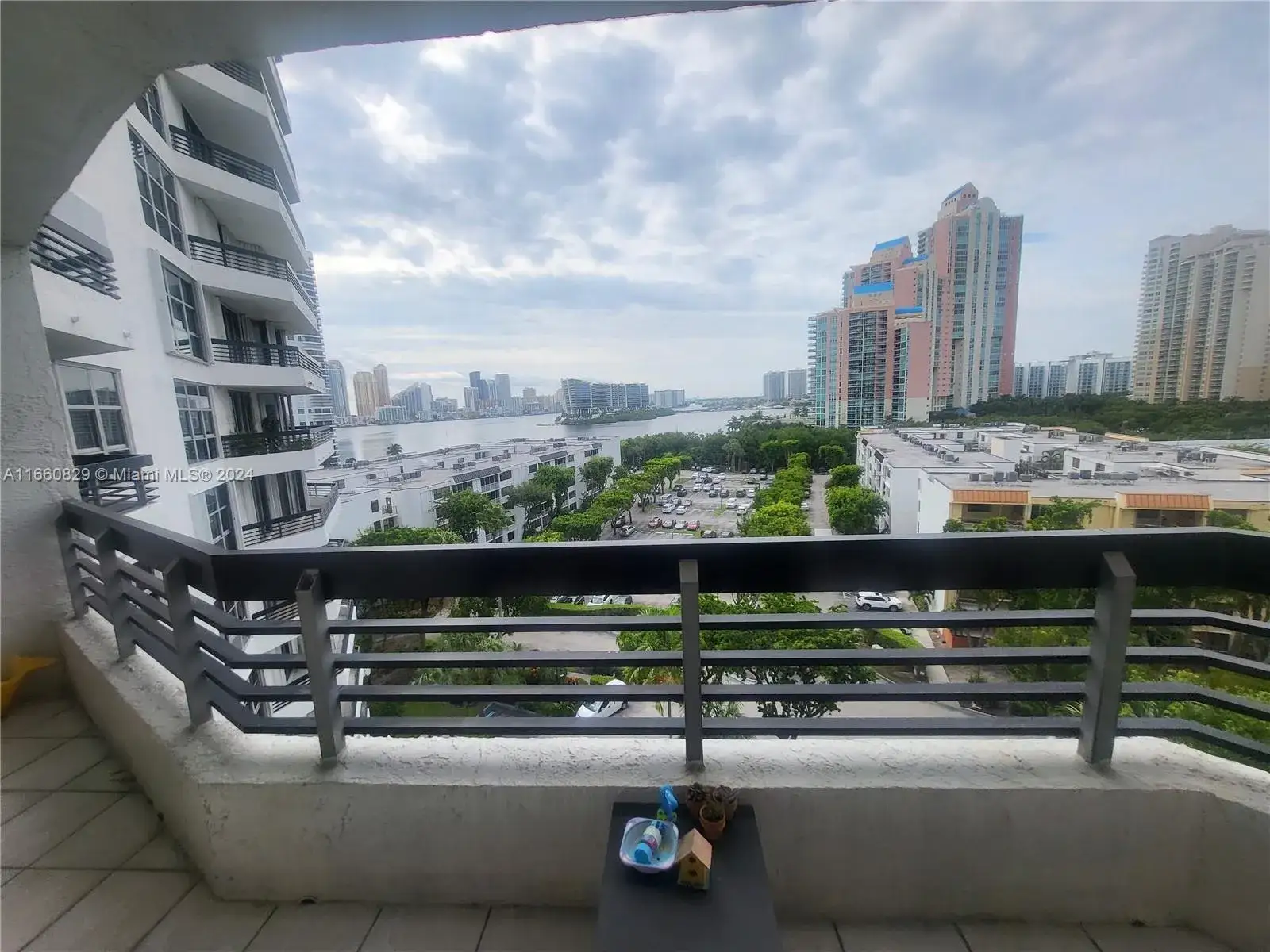 2 bedroom 2 bath Residential for sale at 3400 NE 192nd St # 903, Aventura FL 33180