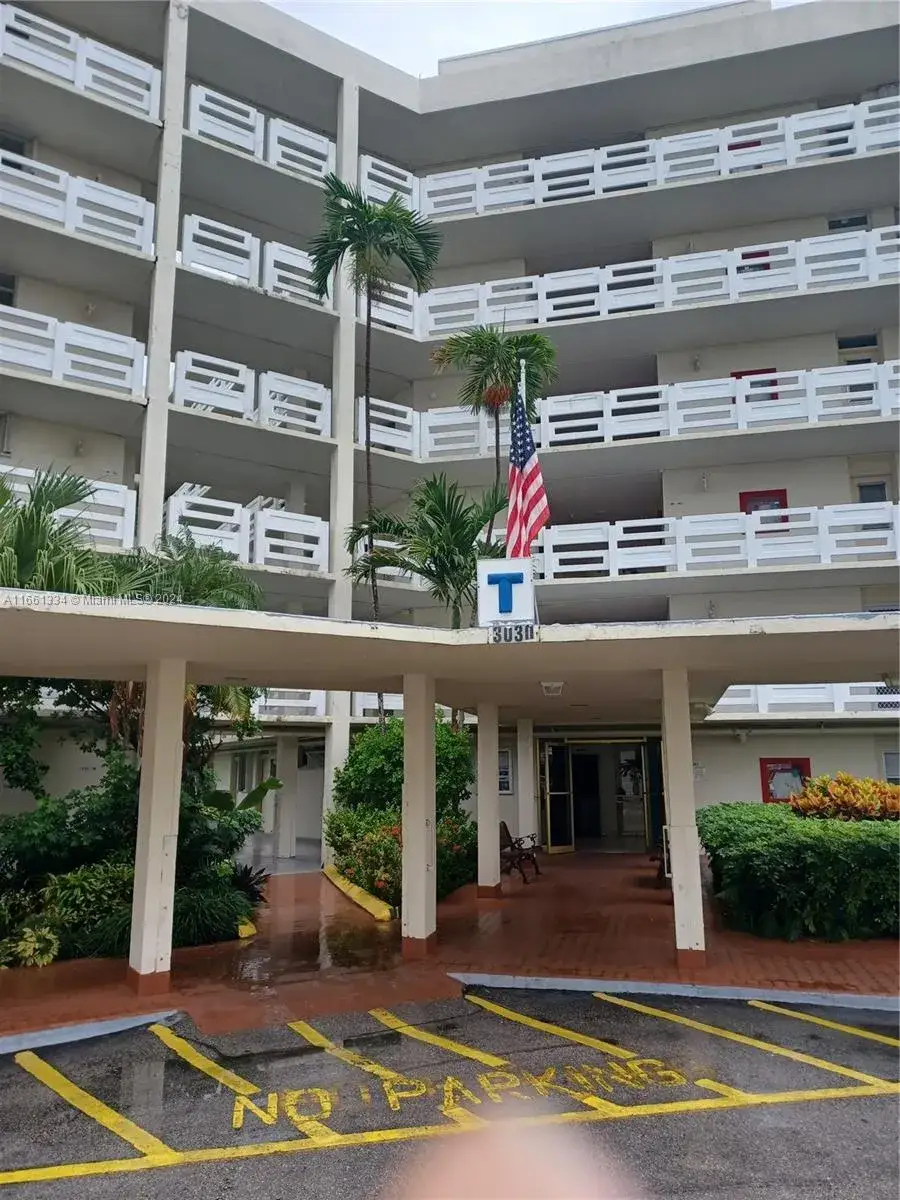 2 bedroom 2 bath Residential for sale at 3030 Marcos Dr # T304, Aventura FL 33160