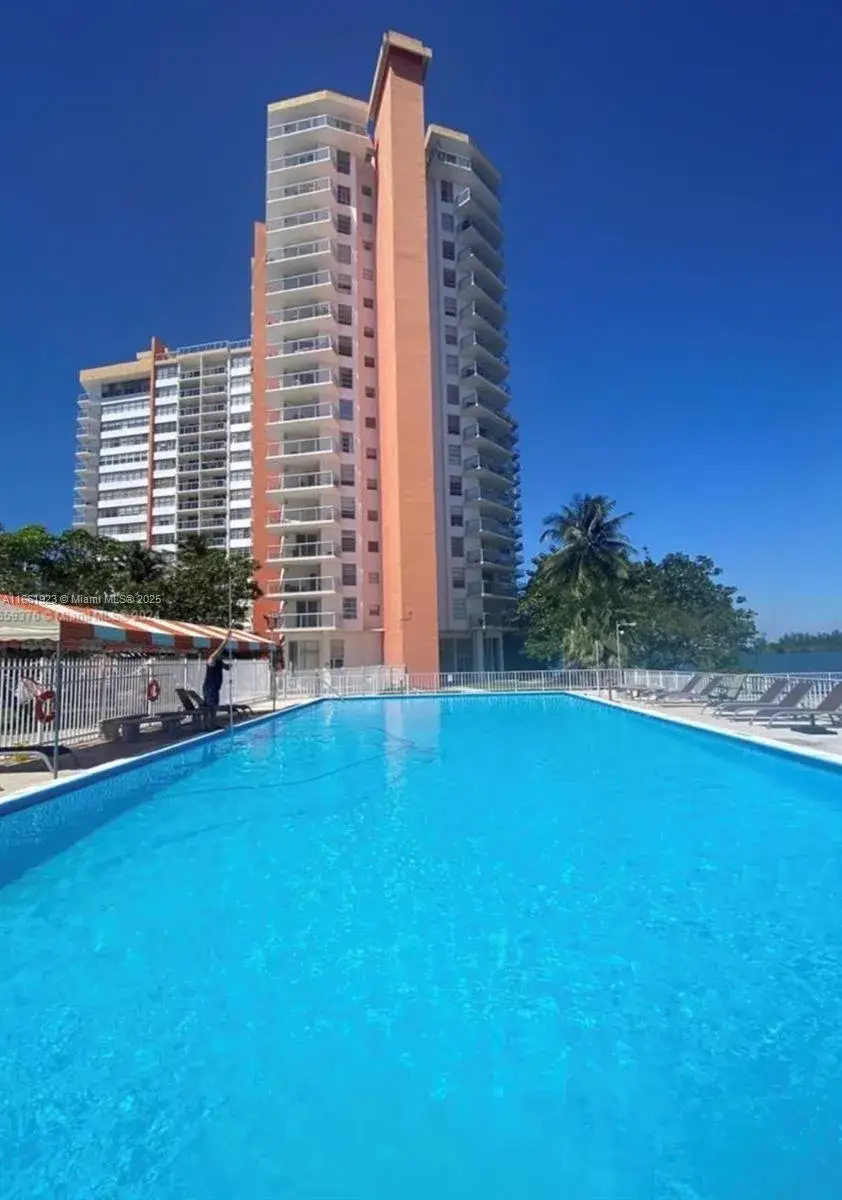 1 bedroom 2 bath Residential for sale at 1301 NE Miami Gardens Dr # 402W, Miami FL 33179