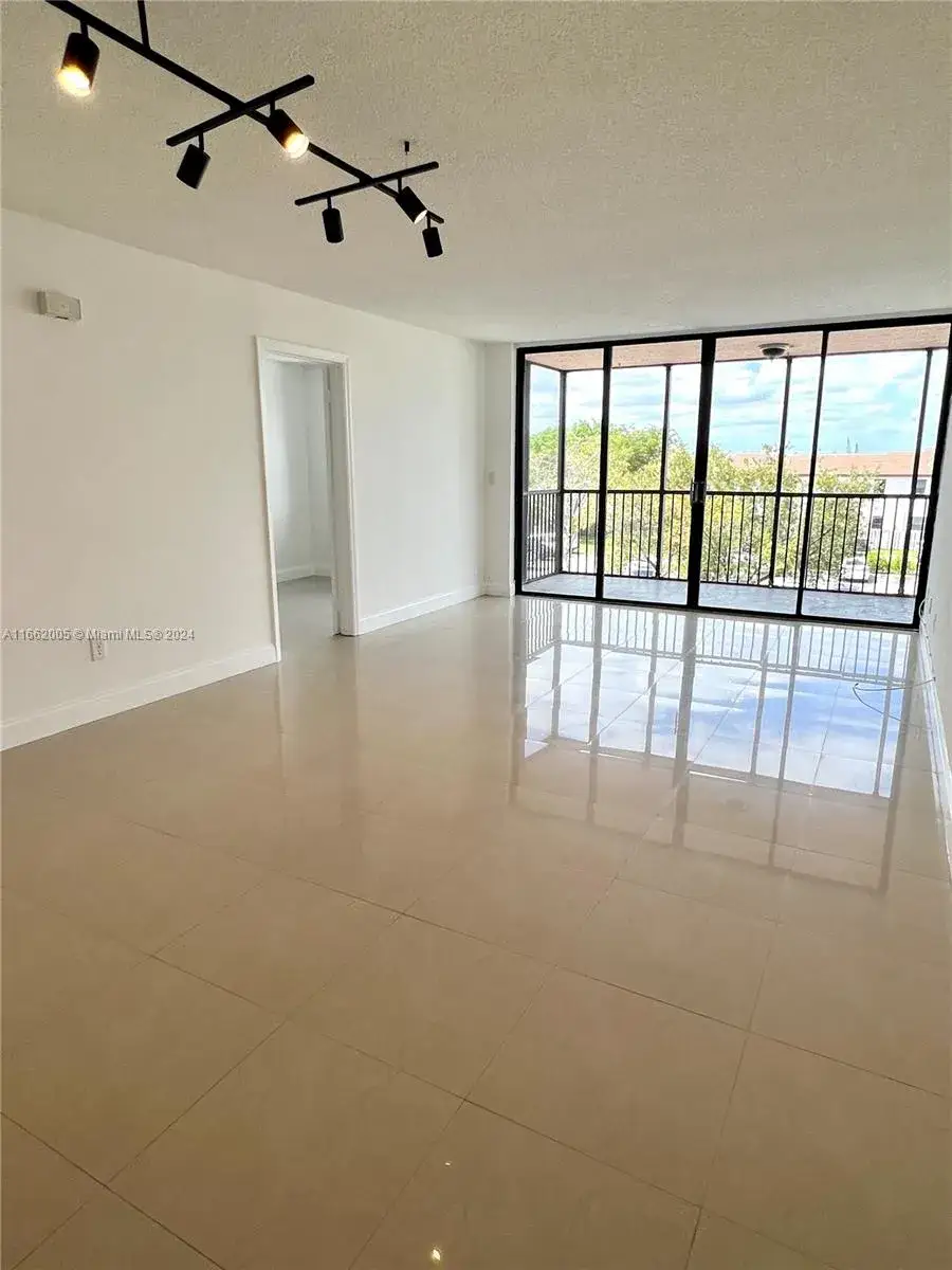 2 bedroom 2 bath Residential Lease for rent at 20860 San Simeon Way # 6, Miami FL 33179