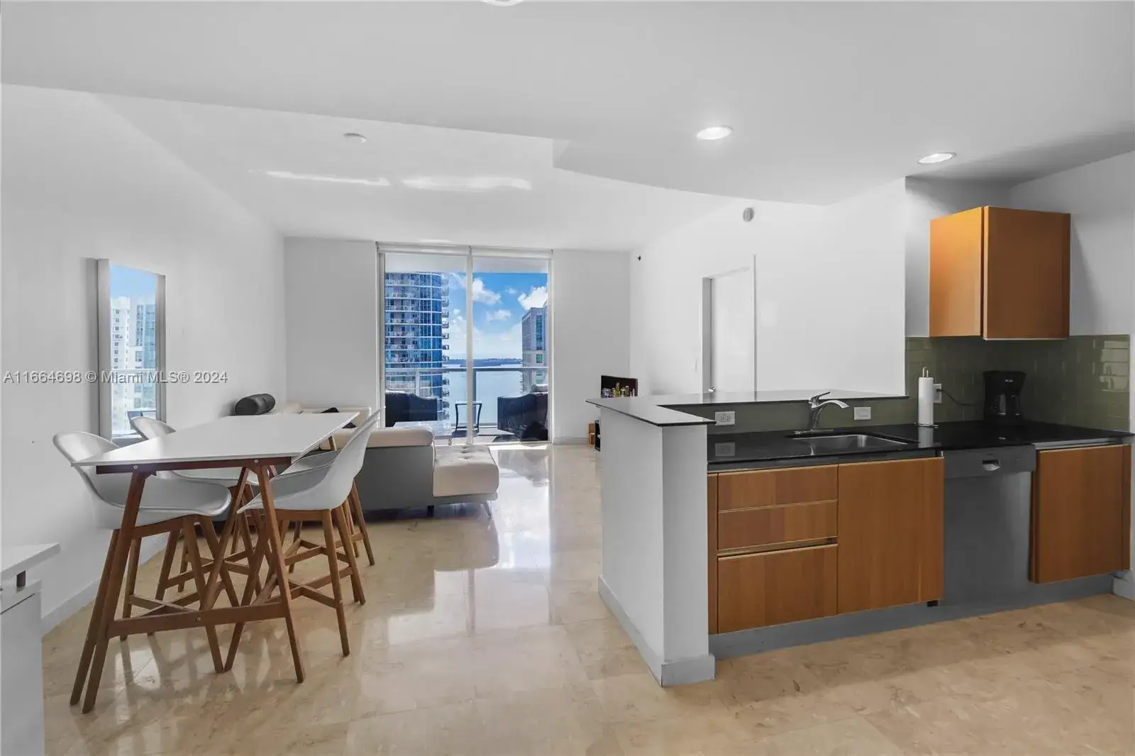 1 bedroom 1 bath Residential Lease for rent at 1060 Brickell Ave # 3305, Miami FL 33131