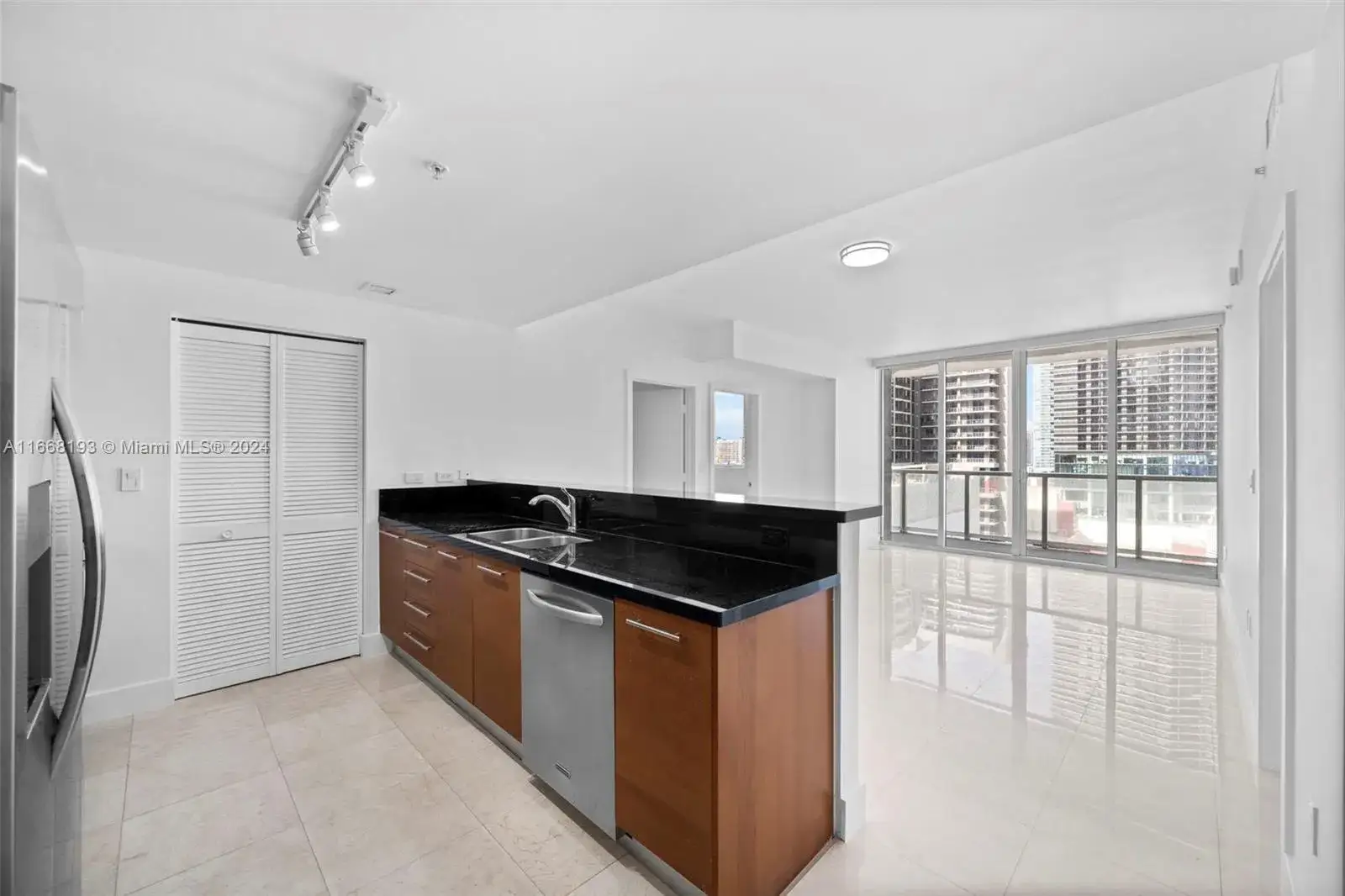 1 bedroom 2 bath Residential Lease for rent at 253 NE 2nd St # 1901, Miami FL 33132