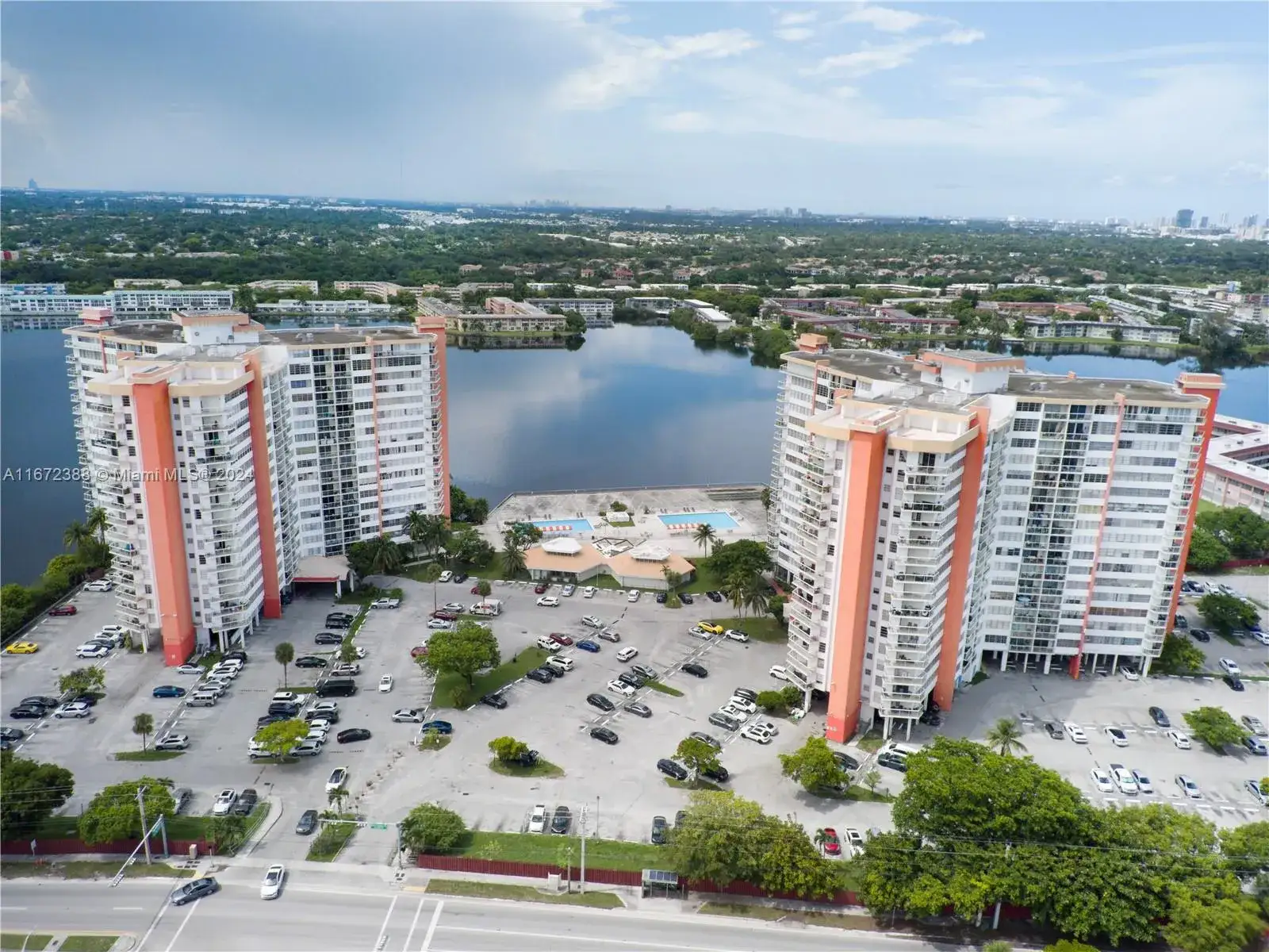 2 bedroom 2 bath Residential for sale at 1301 NE Miami Gardens Dr # 1225W, Miami FL 33179