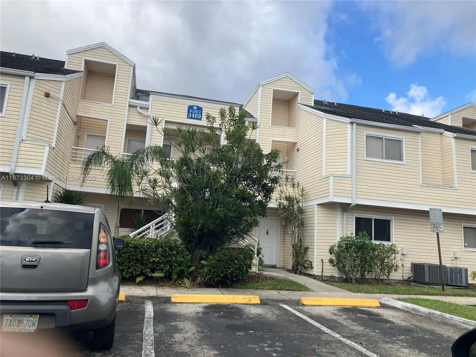 2 bedroom 2 bath Residential for sale at 3469 NW 44th St # 103, Oakland Park FL 33309