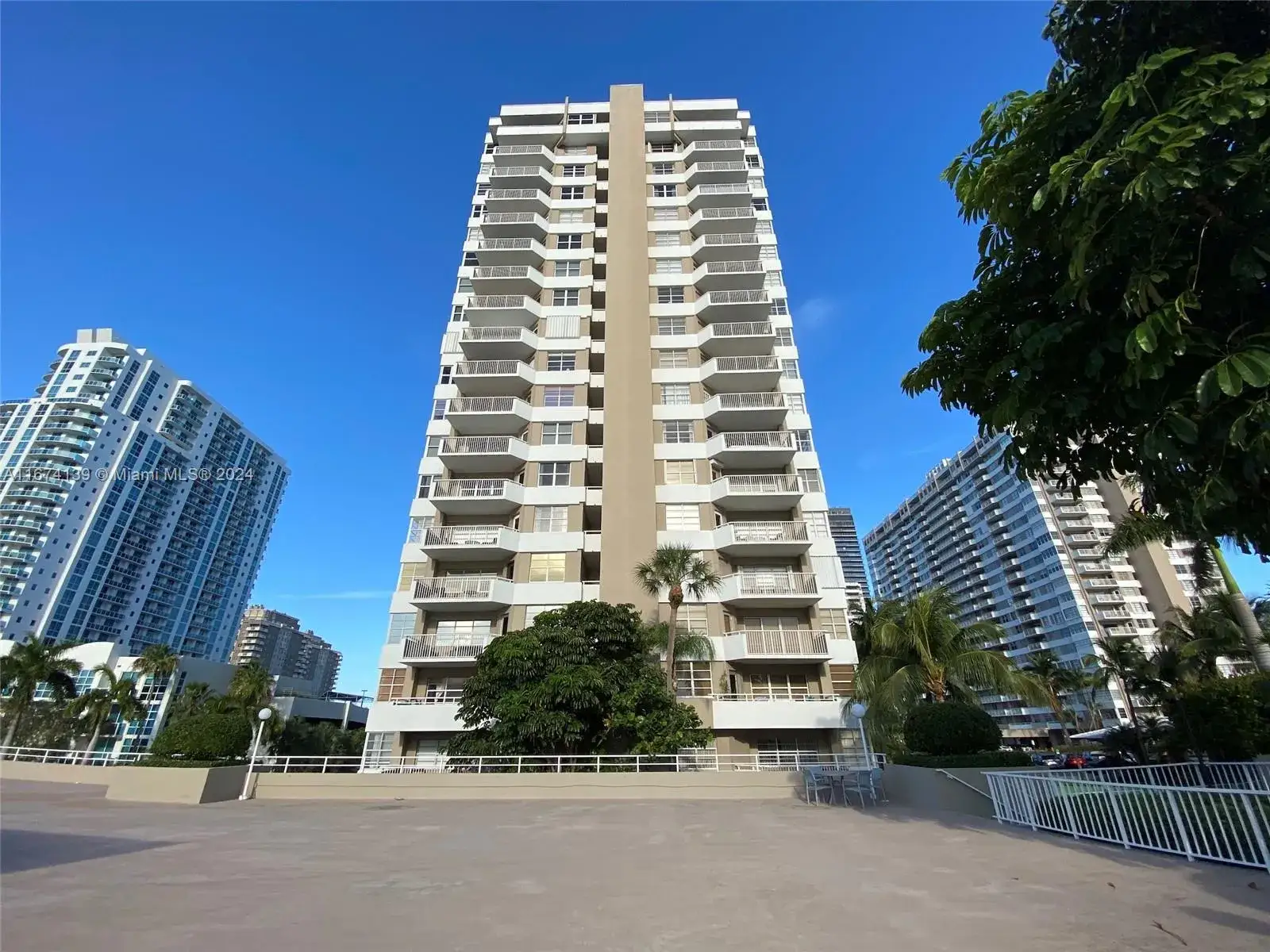 1 bedroom 1 bath Residential for sale at 1965 S Ocean Dr # 4D, Hallandale Beach FL 33009