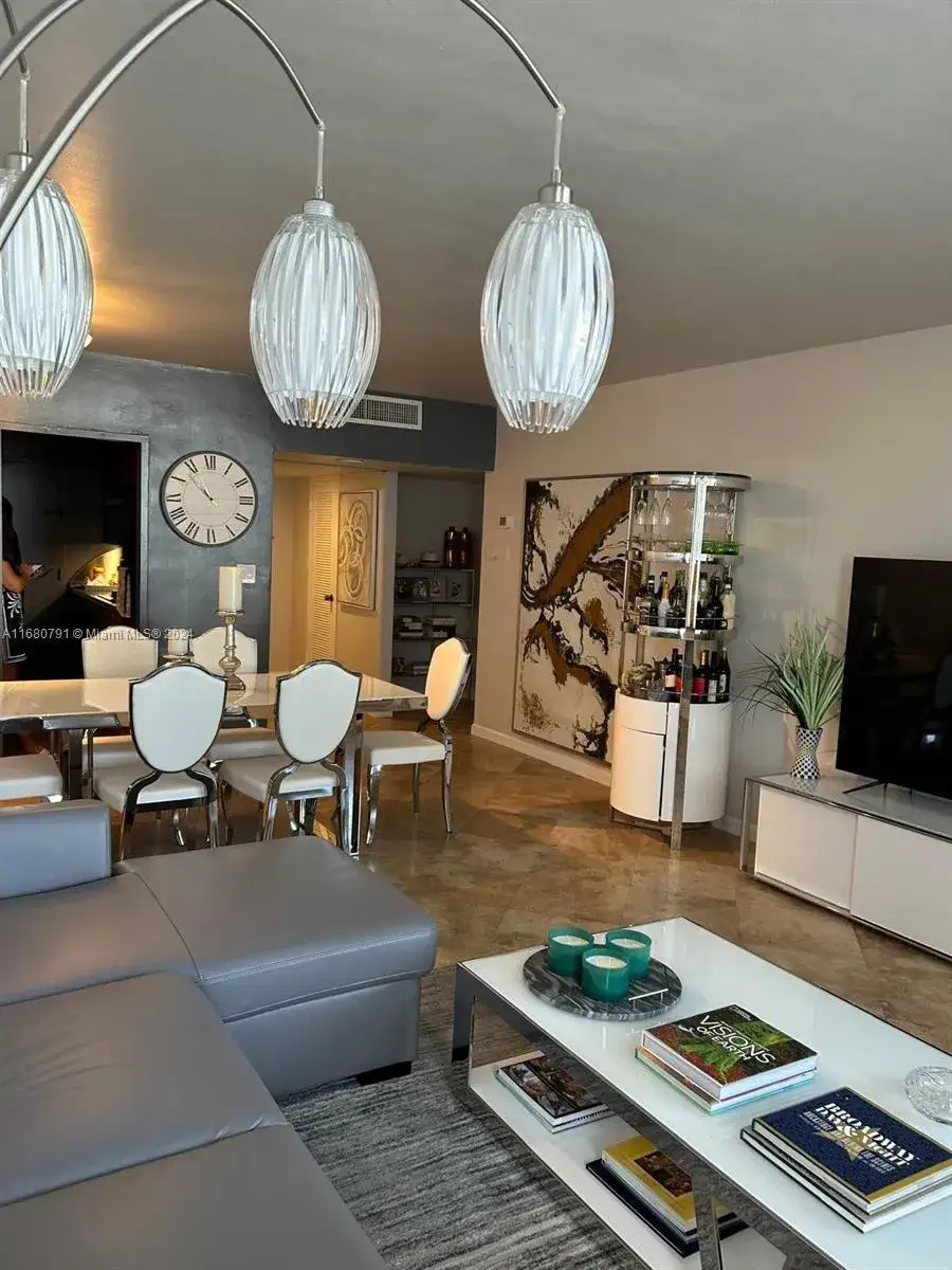 1 bedroom 1 bath Residential Lease for rent at 100 Lincoln Rd # 608, Miami Beach FL 33139