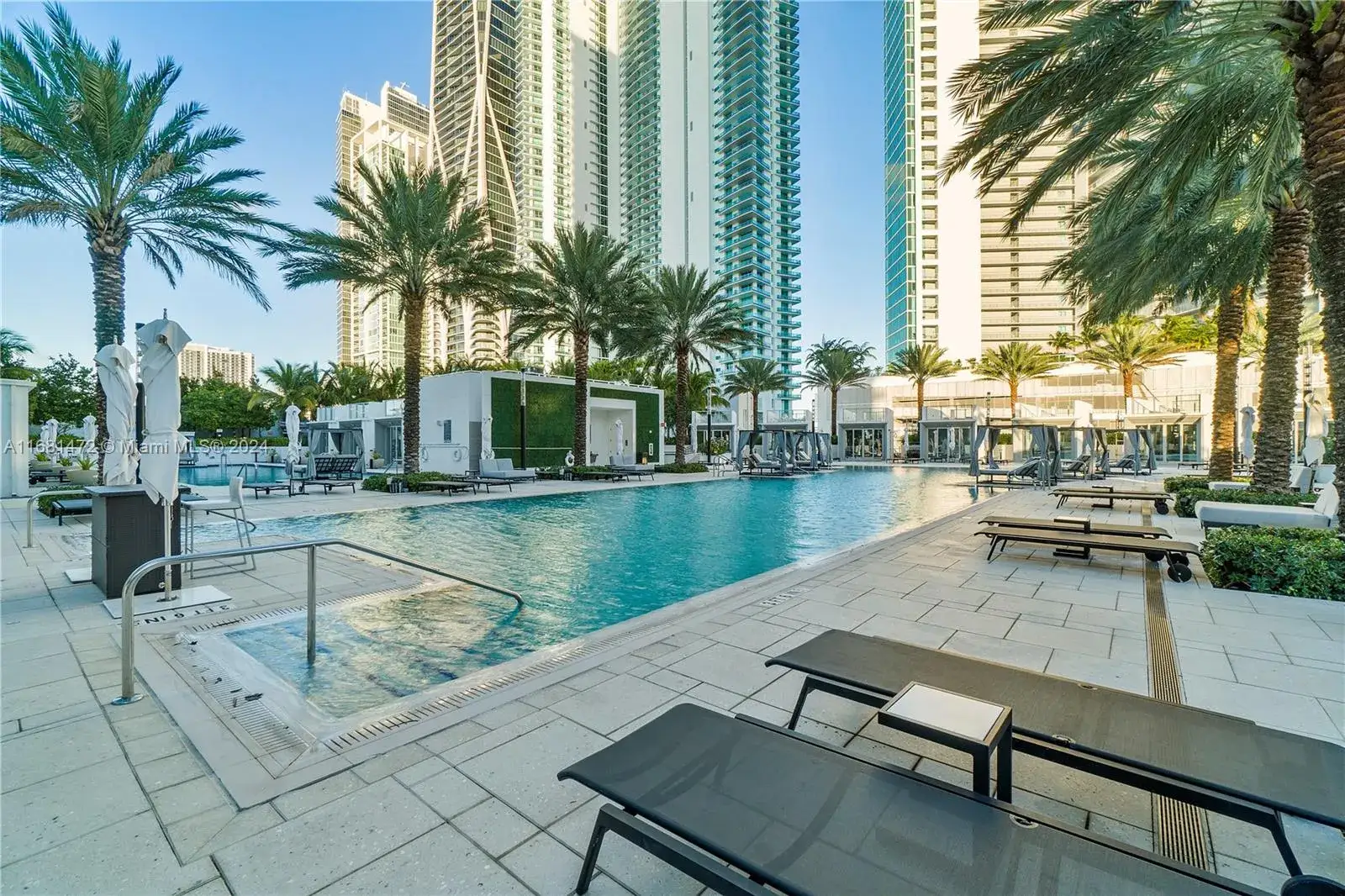 1 bedroom 1 bath Residential for sale at 851 NE 1st Ave # 3702, Miami FL 33132