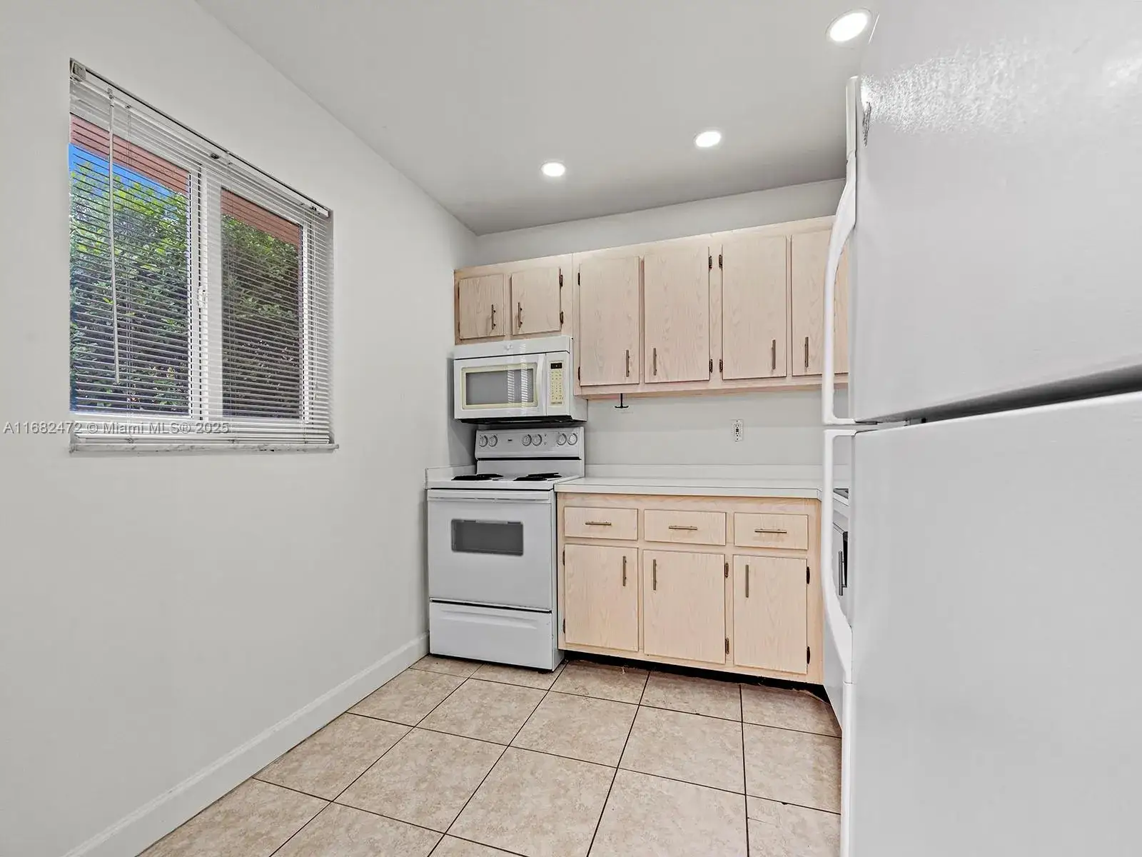 1 bedroom 1 bath Residential for sale at 7820 Camino Real # J304, Miami FL 33143