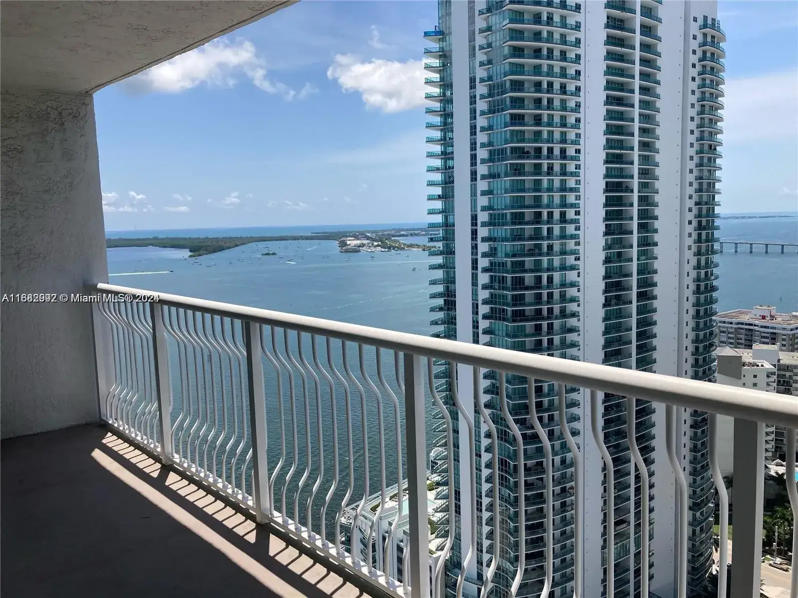 1 bedroom 1 bath Residential for sale at 1200 Brickell Bay Dr # 3705, Miami FL 33131