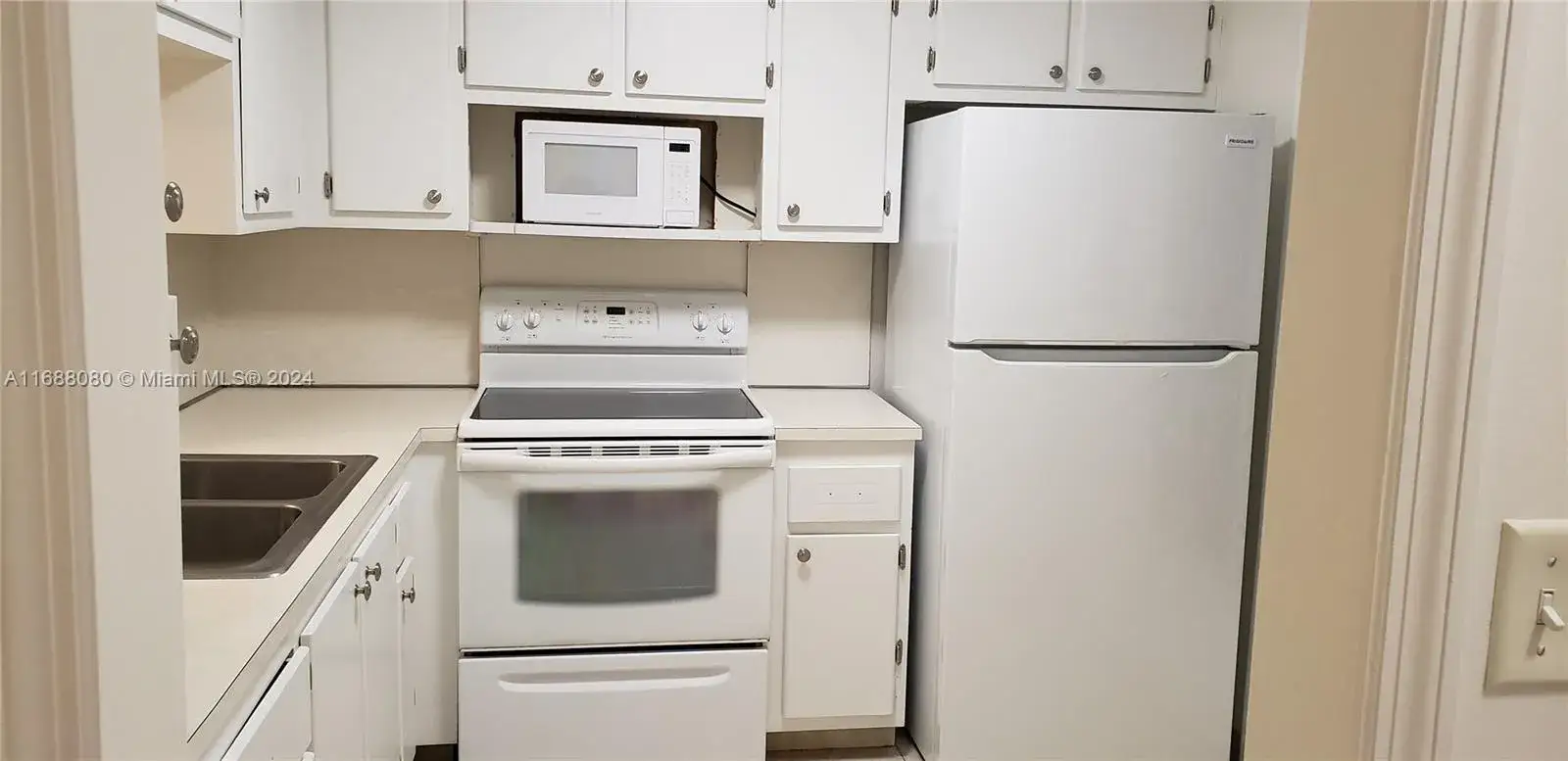1 bedroom 1 bath Residential Lease for rent at 300 NE 12th Ave # 205, Hallandale Beach FL 33009
