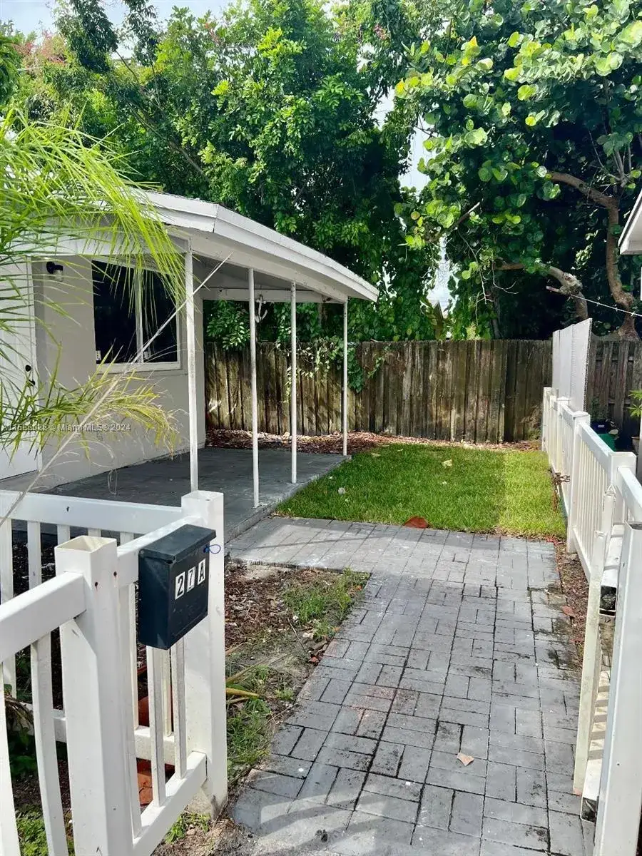 1 bedroom 1 bath Residential Lease for rent at 2419 Lincoln St # 23B, Hollywood FL 33020