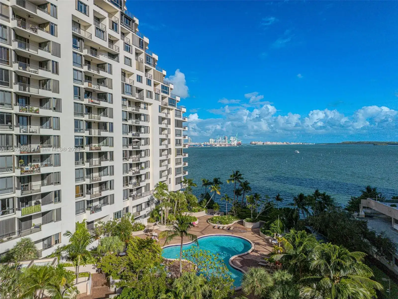 3 bedroom 4 bath Residential Lease for rent at 520 Brickell Key Dr, Miami FL 33131