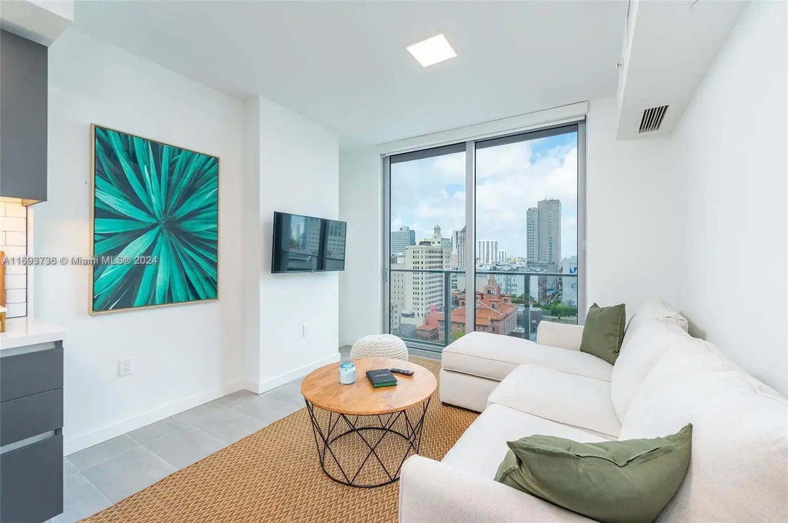 1 bedroom 1 bath Residential Lease for rent at 227 NE 2nd St # 1605, Miami FL 33132