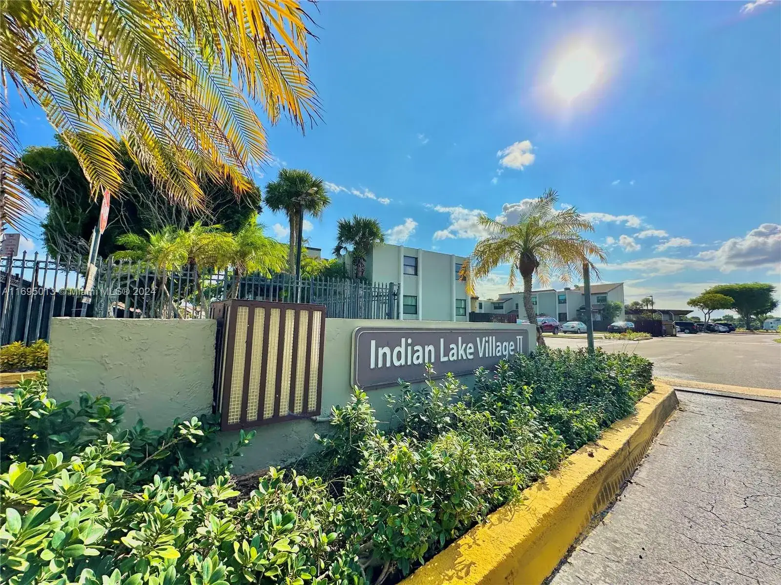2 bedroom 2 bath Residential for sale at 10000 NW 9th St Cir # 8, Miami FL 33172