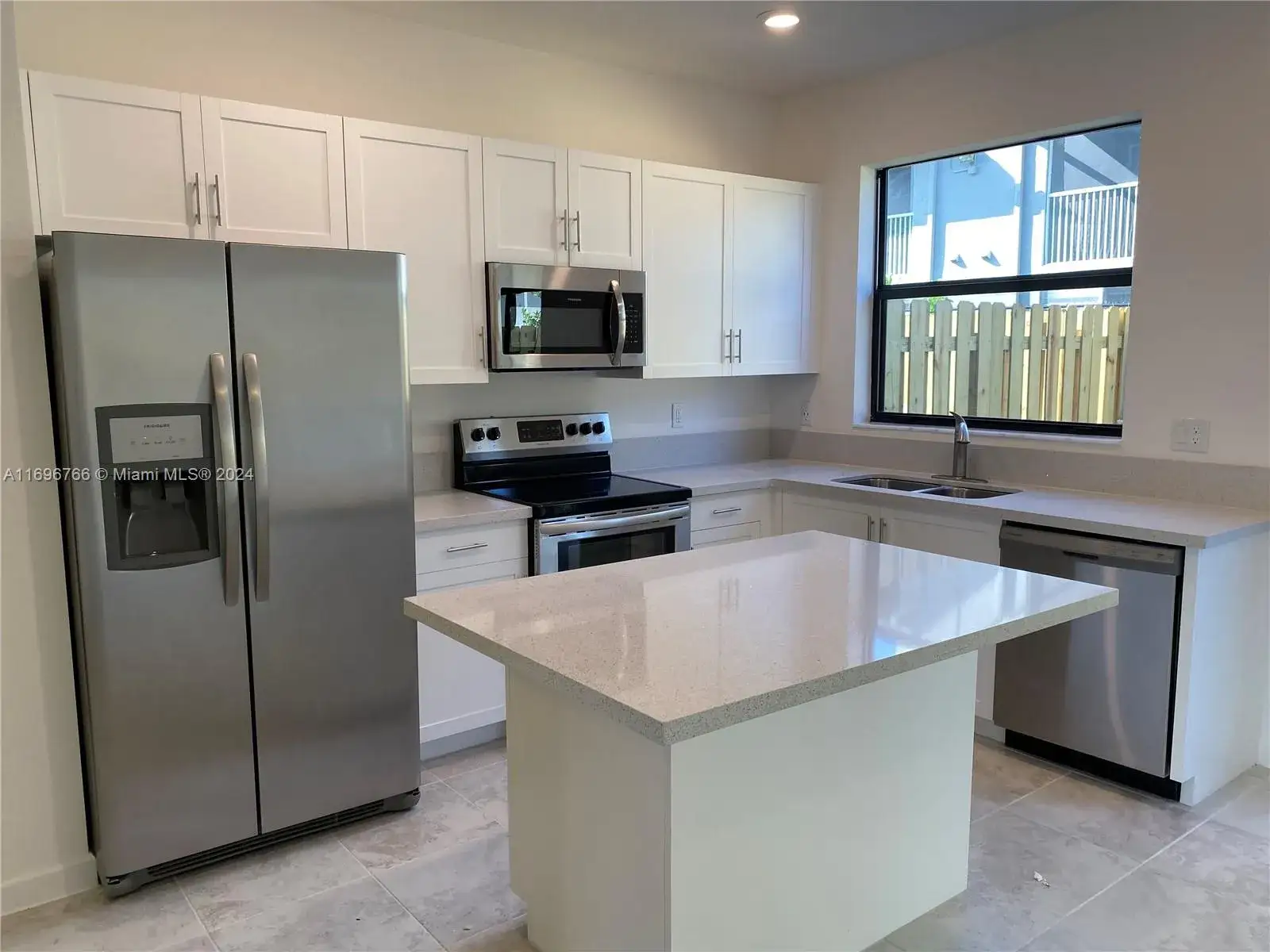 3 bedroom 3 bath Residential for sale at 383 NE 208th Ter, Miami FL 33179