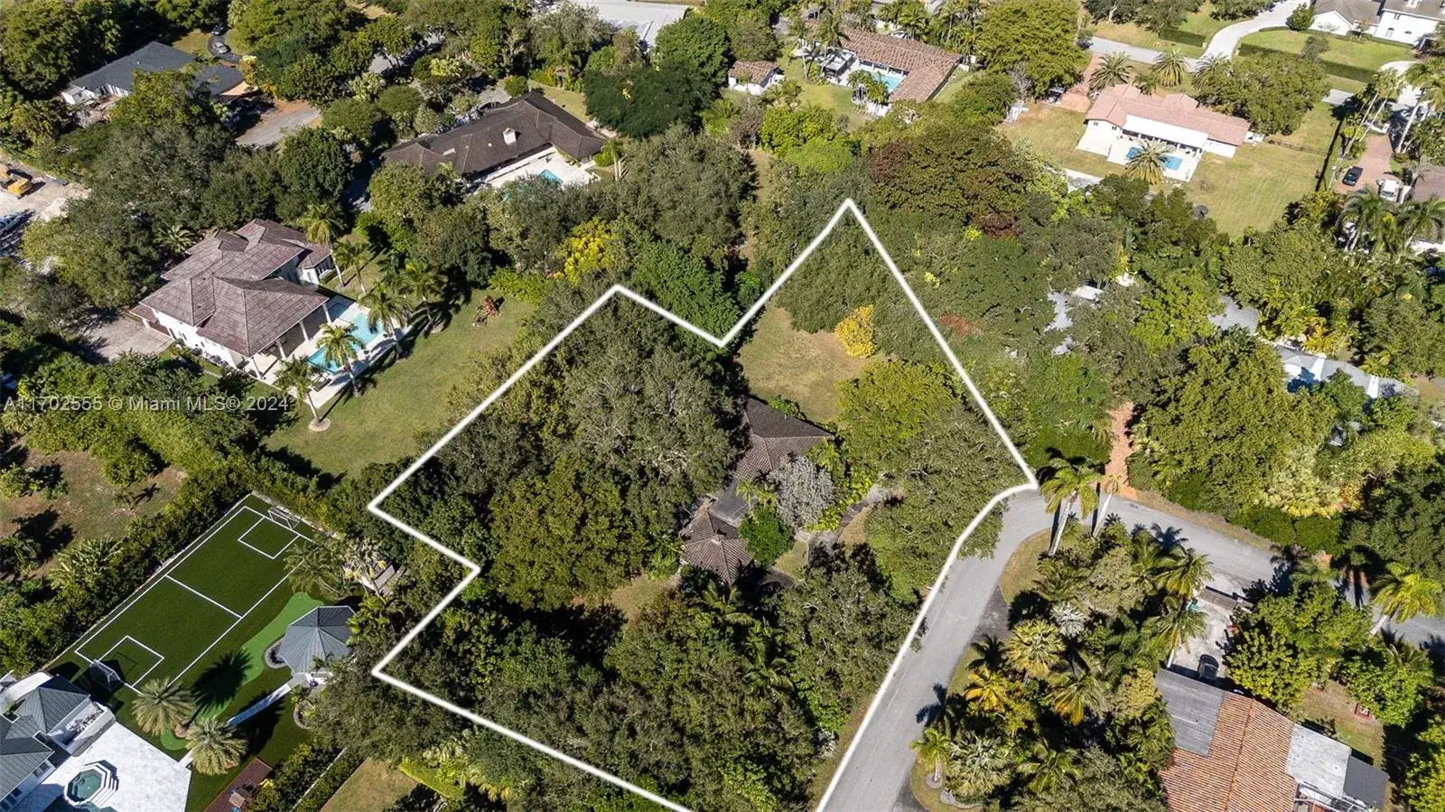 3 bedroom 2 bath Residential for sale at 13500 SW 68th Ct, Pinecrest FL 33156