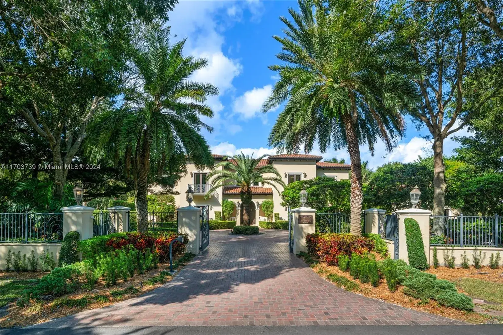 9 bedroom 8 bath Residential for sale at 5935 Moss Ranch rd, Pinecrest FL 33156