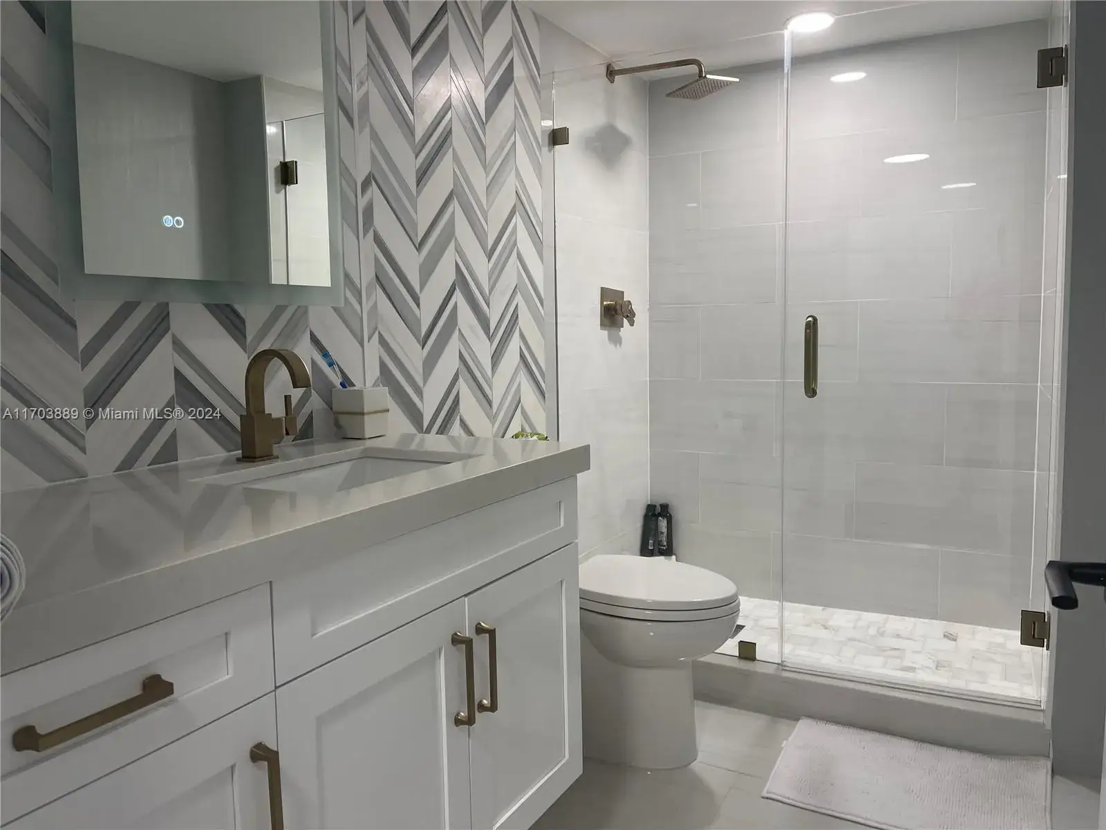 2 bedroom 2 bath Residential Lease for rent at 2555 Collins Ave # 1409, Miami Beach FL 33140