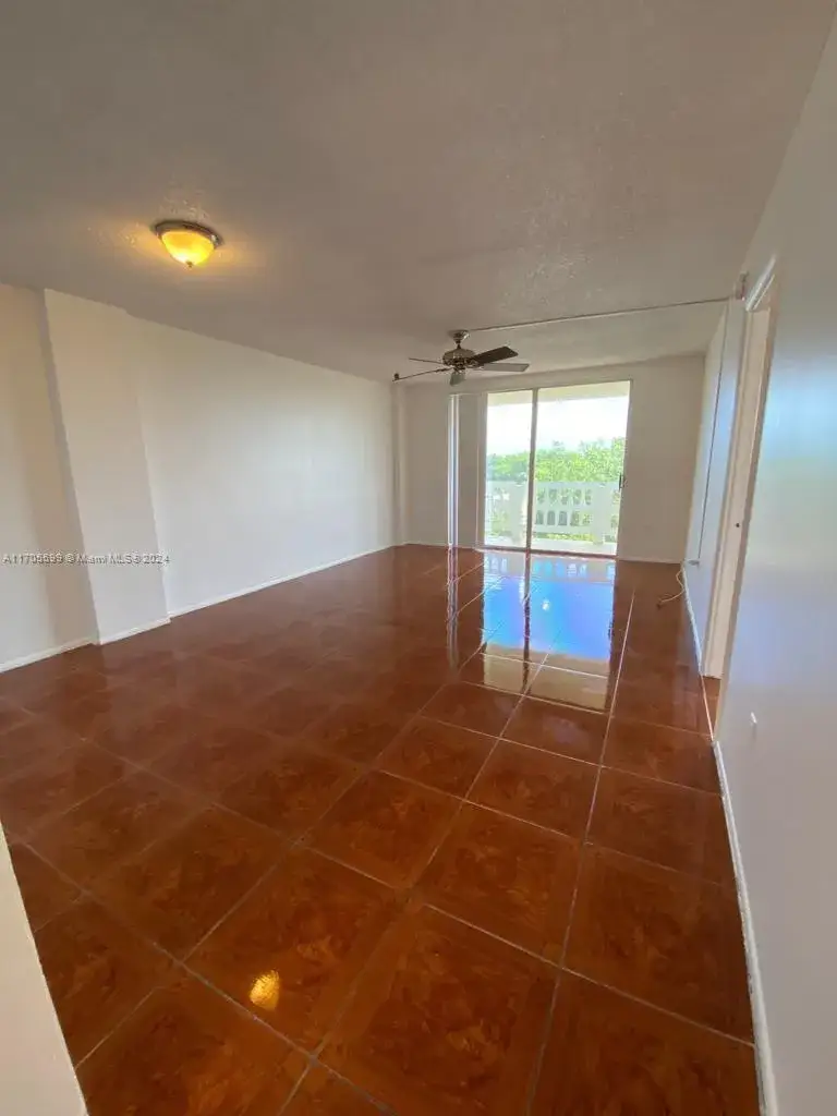 1 bedroom 1 bath Residential for sale at 15600 NW 7th Ave # 520, Miami FL 33169