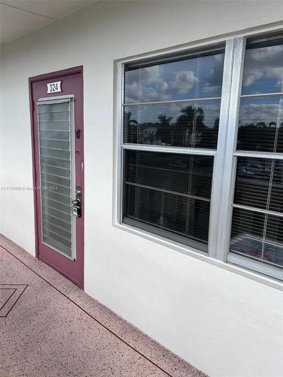 2 bedroom 1 bath Residential for sale at 324 Fanshaw H # H, Boca Raton FL 33434