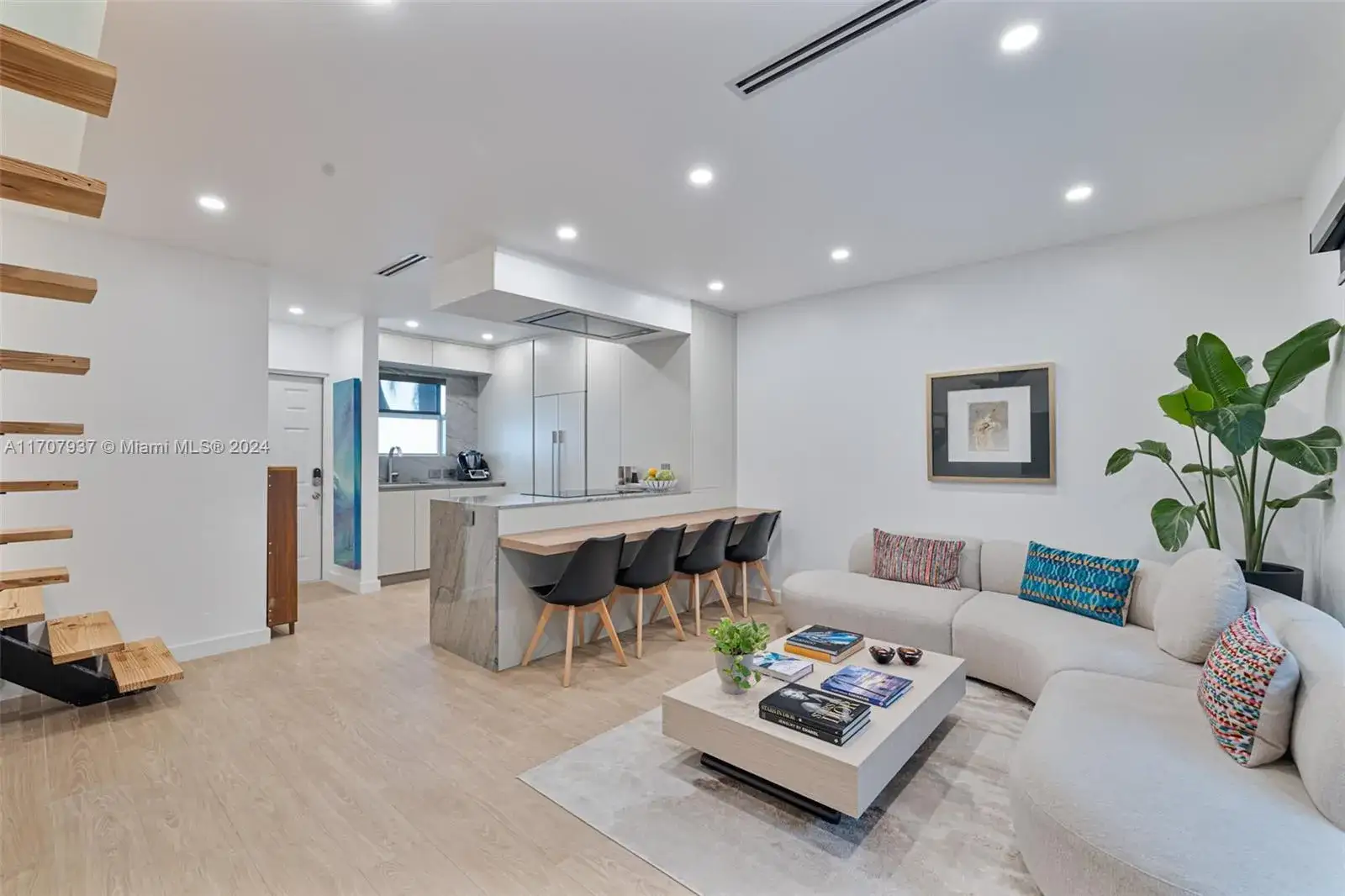 2 bedroom 1 bath Residential Lease for rent at 798 Crandon Blvd # C, Key Biscayne FL 33149
