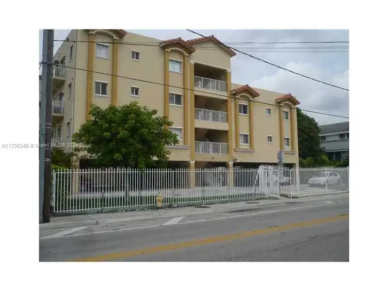 2 bedroom 1 bath Residential Lease for rent at 218 SW 8 AV # 206, Miami FL 33130