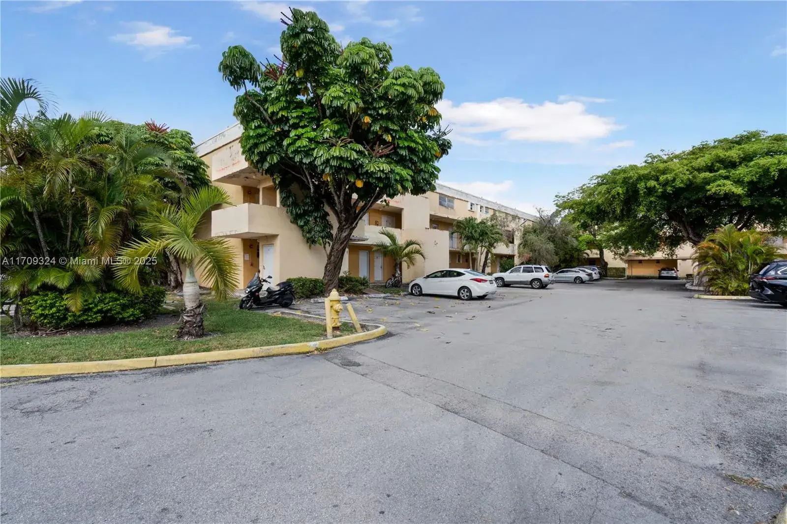 2 bedroom 2 bath Residential for sale at 9371 Fontainebleau Blvd # I204, Miami FL 33172