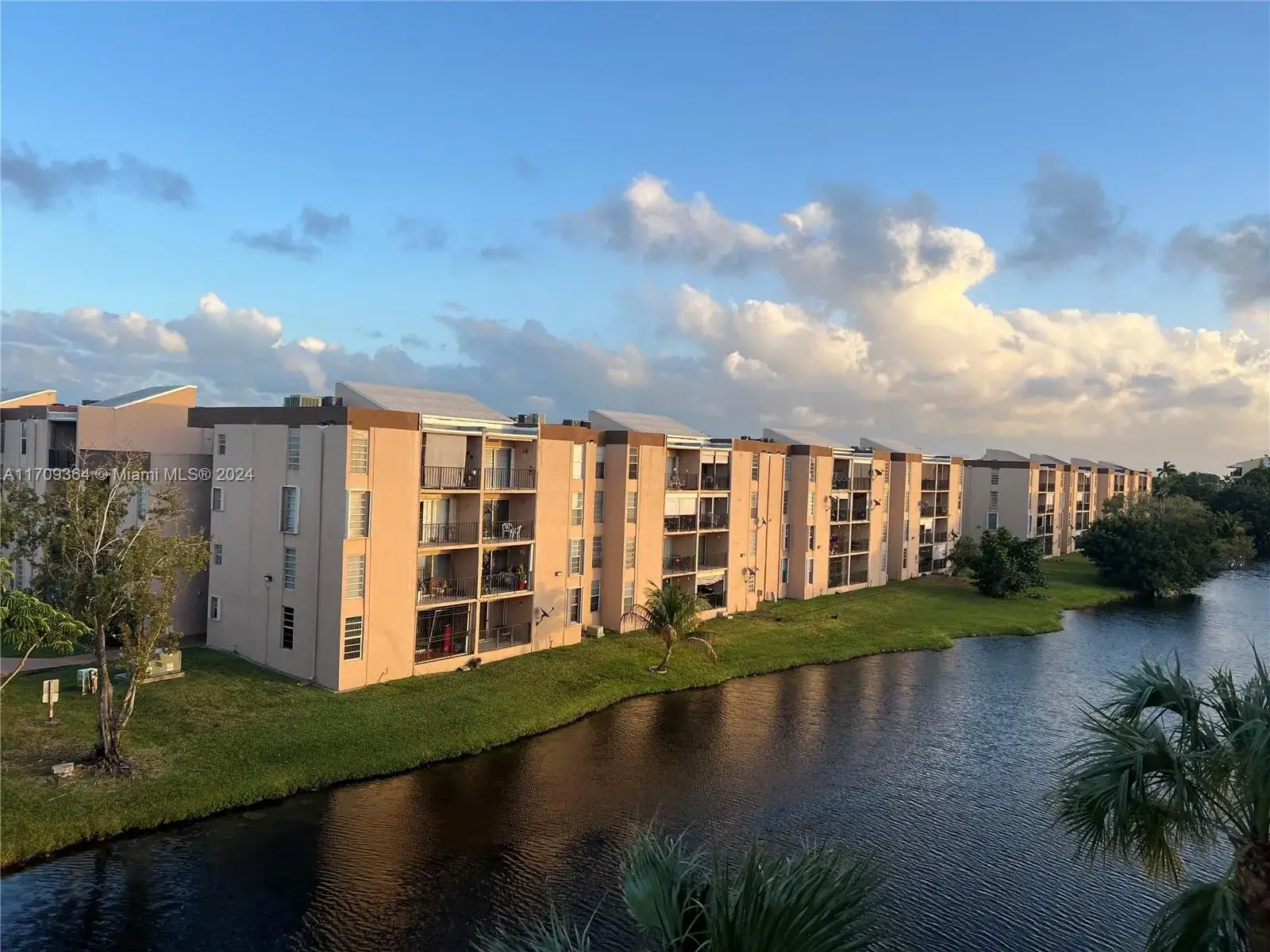 2 bedroom 2 bath Residential for sale at 8895 Fontainebleau Blvd # 407, Miami FL 33172