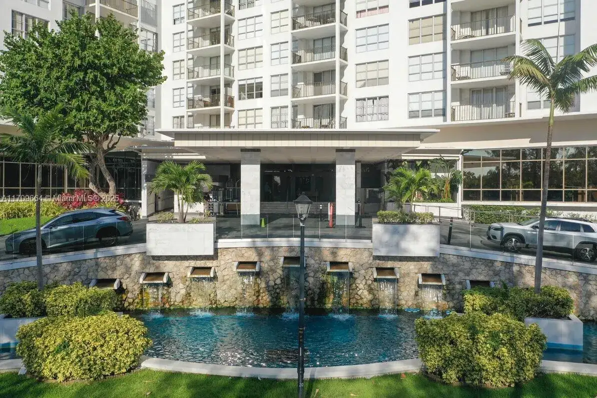 1 bedroom 1 bath Residential for sale at 4101 Pine Tree Dr # 605, Miami Beach FL 33140