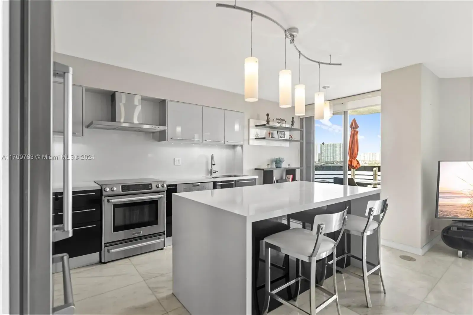 2 bedroom 2 bath Residential for sale at 19101 NE 36th Ct # 902, Aventura FL 33180