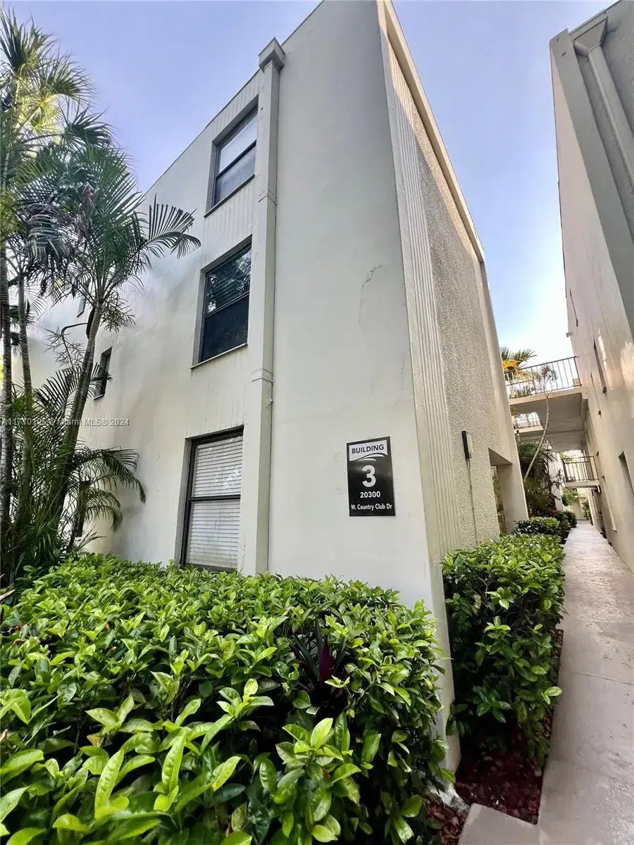 3 bedroom 2 bath Residential for sale at 20300 W Country Club Dr # 3, Aventura FL 33180
