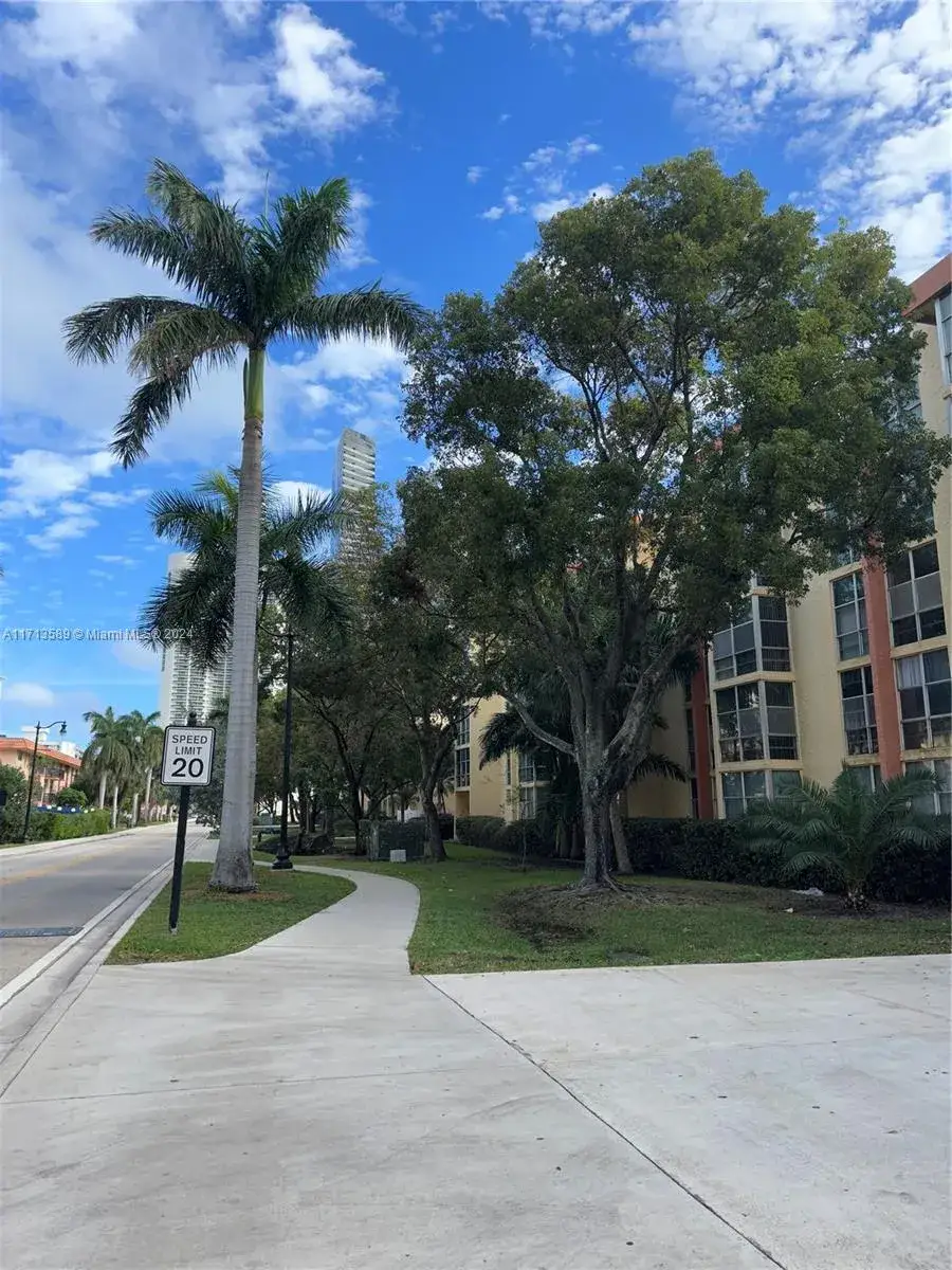 1 bedroom 1 bath Residential for sale at 210 172nd St # 523, Sunny Isles Beach FL 33160