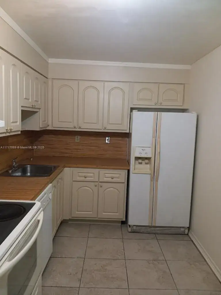 1 bedroom 1 bath Residential Lease for rent at 8267 SW 128th St # 105, Pinecrest FL 33156