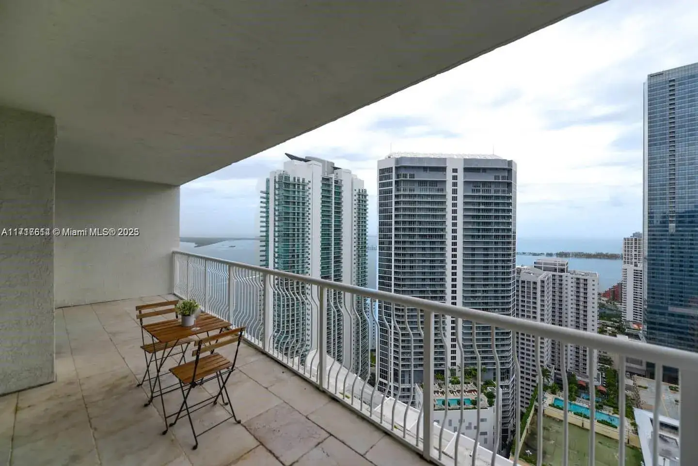 1 bedroom 1 bath Residential for sale at 1200 BRICKELL BAY DR # 4217, Miami FL 33131