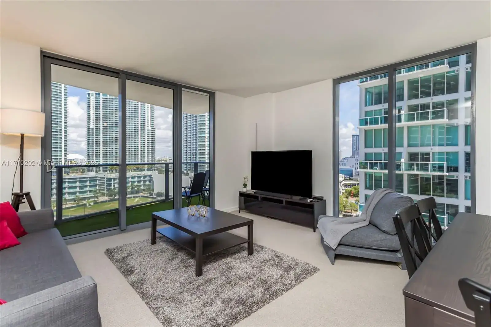 2 bedroom 2 bath Residential Lease for rent at 31 SE 6th St # 1902, Miami FL 33131