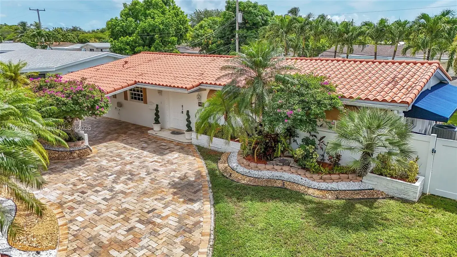 3 bedroom 2 bath Residential for sale at 17805 NE 9th Pl, North Miami Beach FL 33162