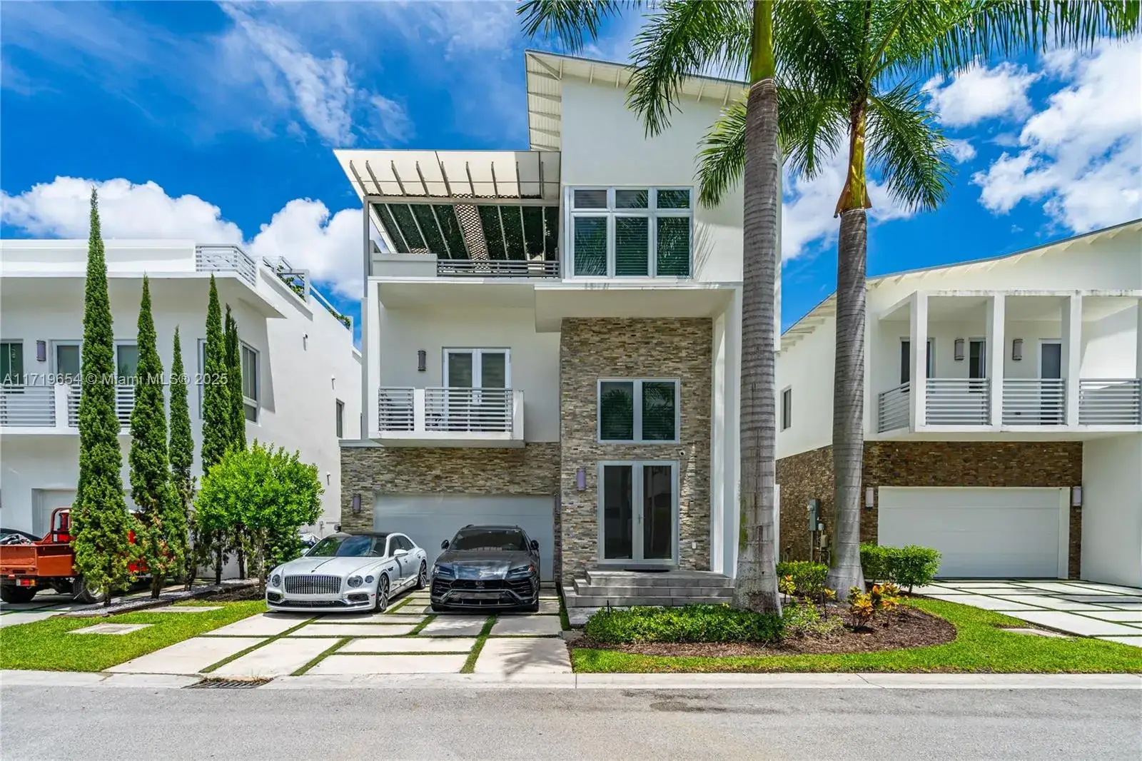 5 bedroom 6 bath Residential for sale at 3349 NW 84th Ct, Doral FL 33122