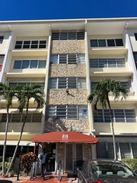 1 bedroom 1 bath Residential Lease for rent at 215 SE 3rd Ave # 203C, Hallandale Beach FL 33009